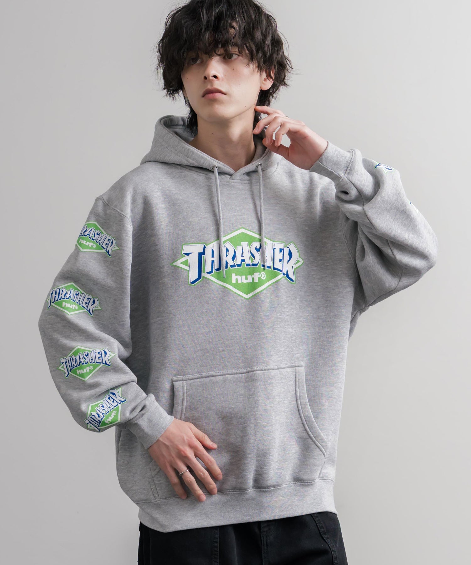 HUF ハフ オーバーサイズ裏起毛THRASHER袖プリントプルオーバーパーカー 16480
