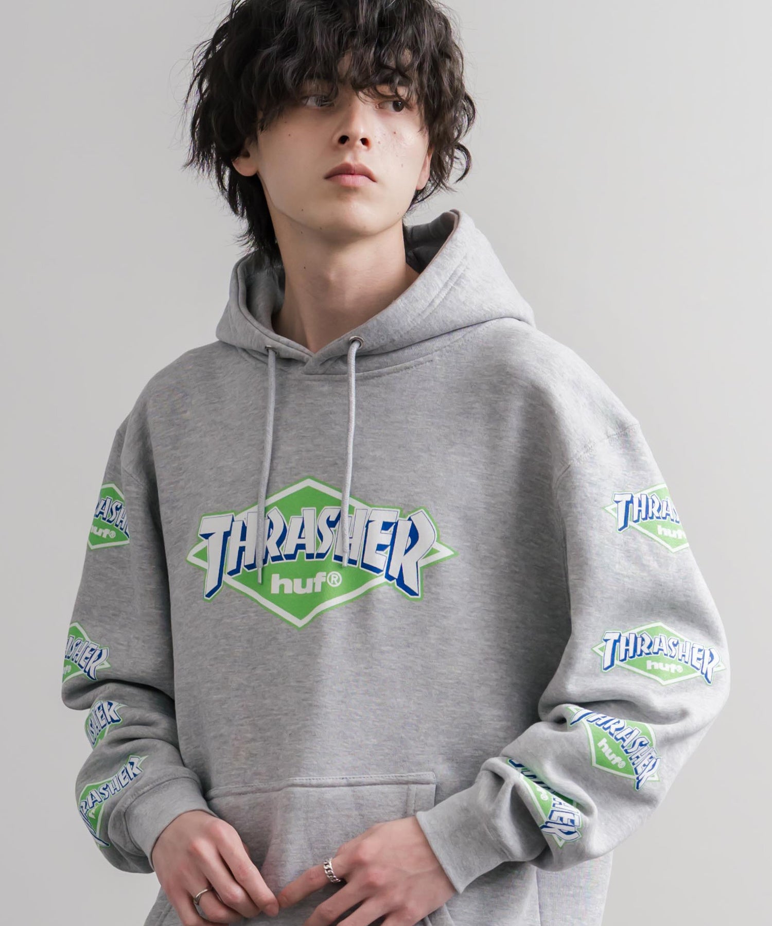 HUF ハフ オーバーサイズ裏起毛THRASHER袖プリントプルオーバーパーカー 16480