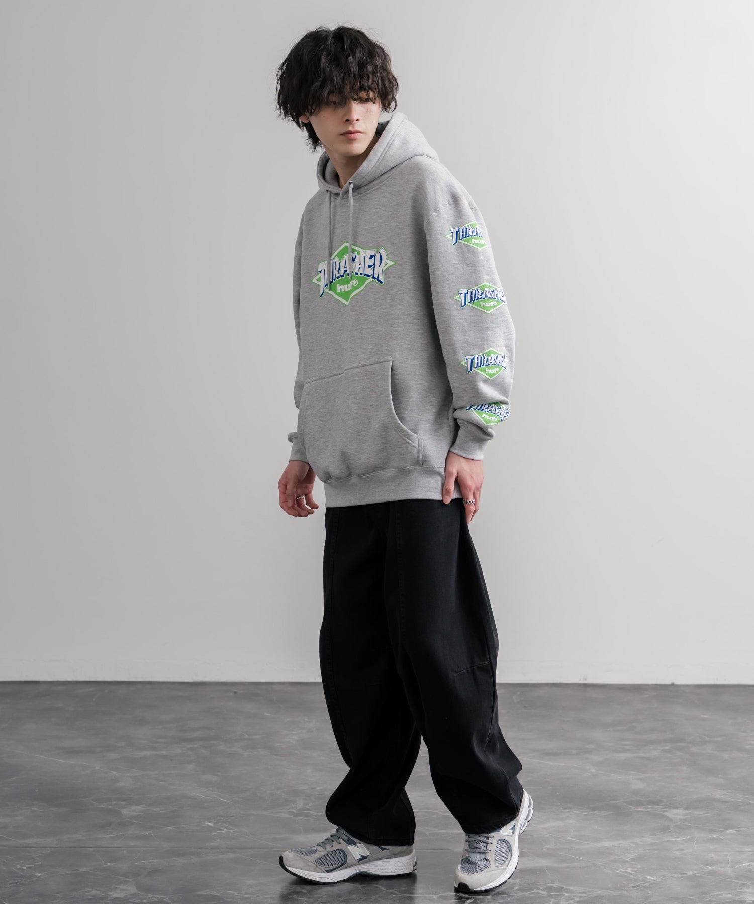 HUF ハフ オーバーサイズ裏起毛THRASHER袖プリントプルオーバーパーカー 16480