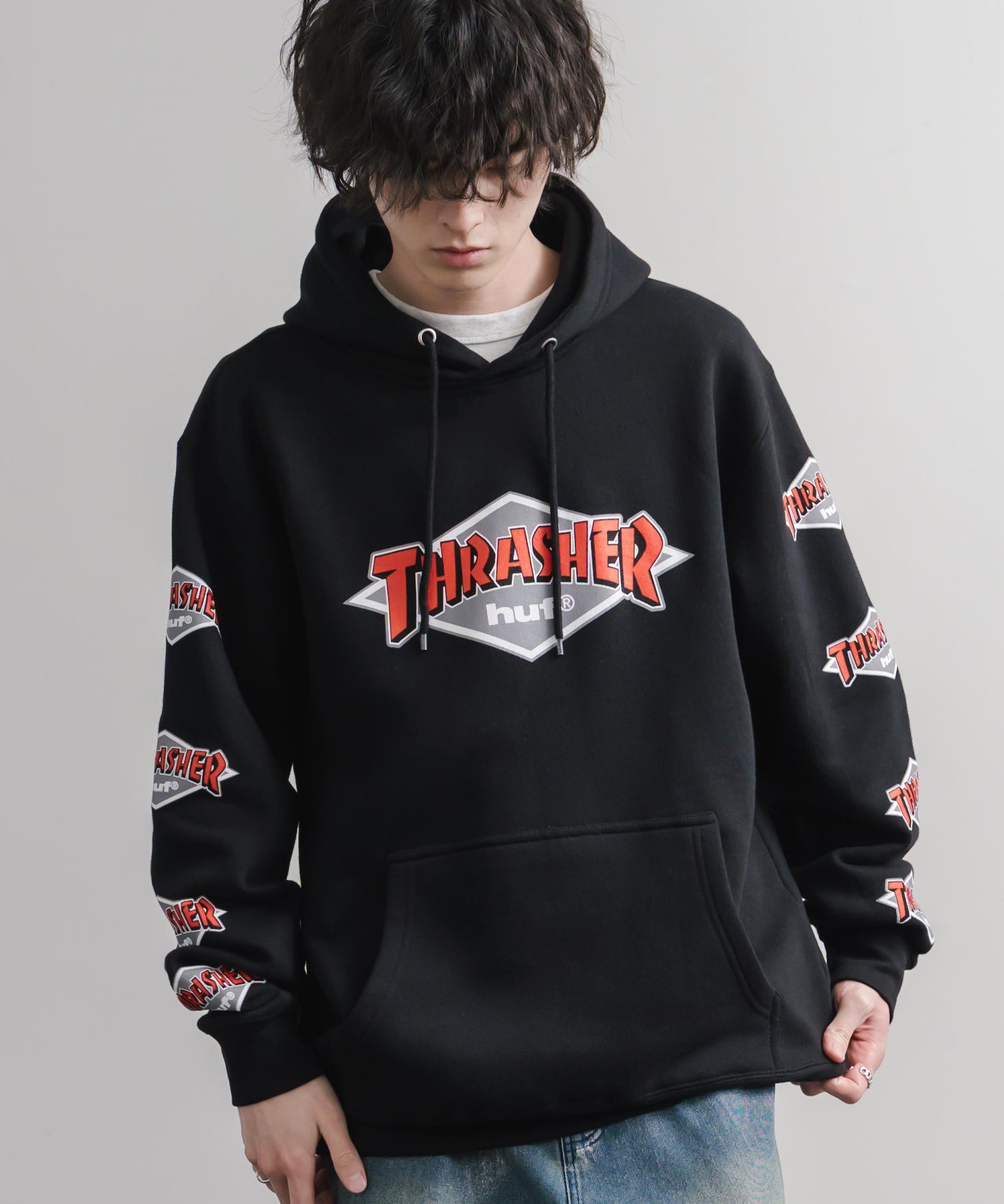 HUF ハフ オーバーサイズ裏起毛THRASHER袖プリントプルオーバーパーカー 16480