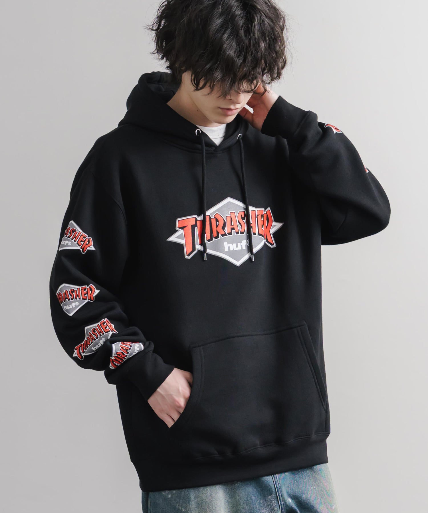 HUF ハフ オーバーサイズ裏起毛THRASHER袖プリントプルオーバーパーカー 16480