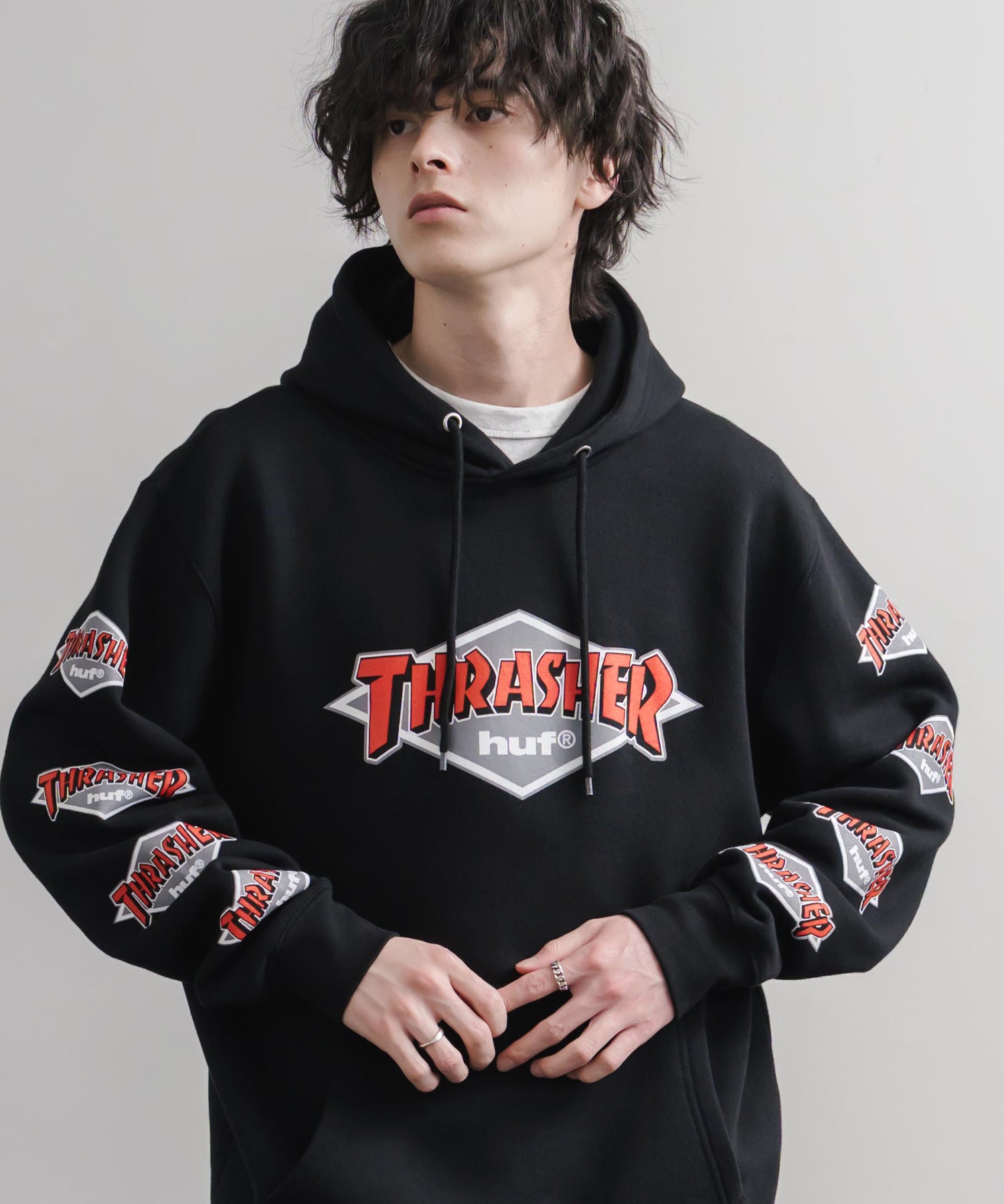 HUF ハフ オーバーサイズ裏起毛THRASHER袖プリントプルオーバーパーカー 16480