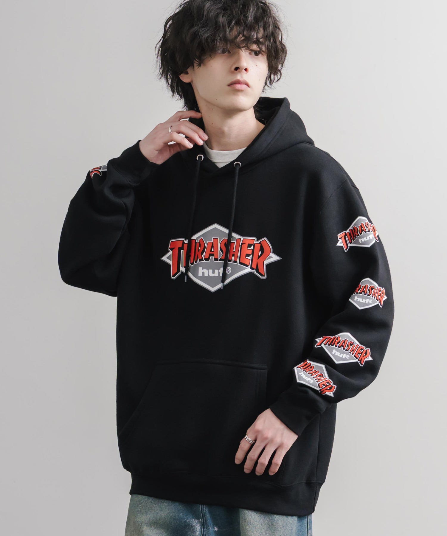 HUF ハフ オーバーサイズ裏起毛THRASHER袖プリントプルオーバーパーカー 16480