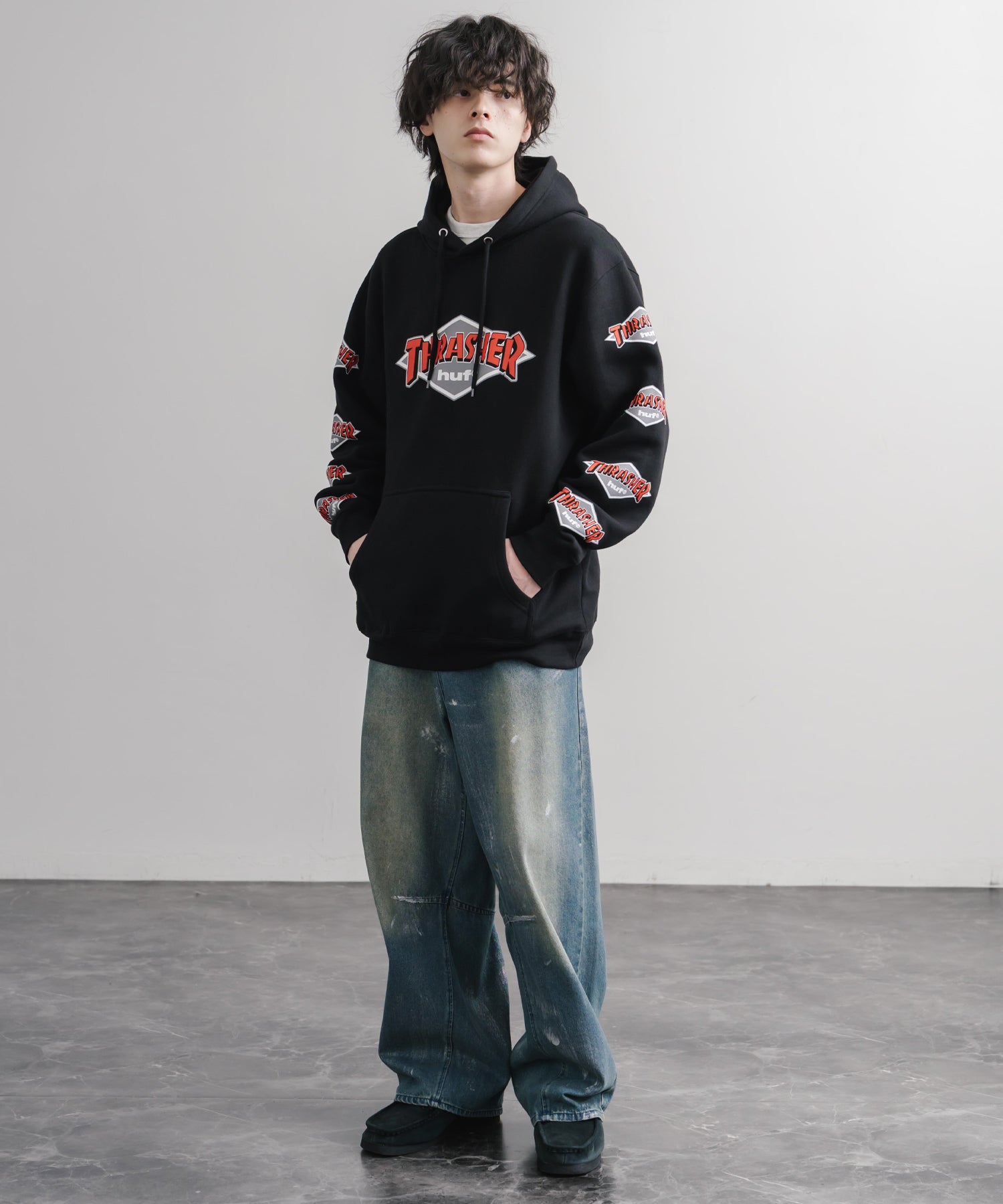 HUF ハフ オーバーサイズ裏起毛THRASHER袖プリントプルオーバーパーカー 16480