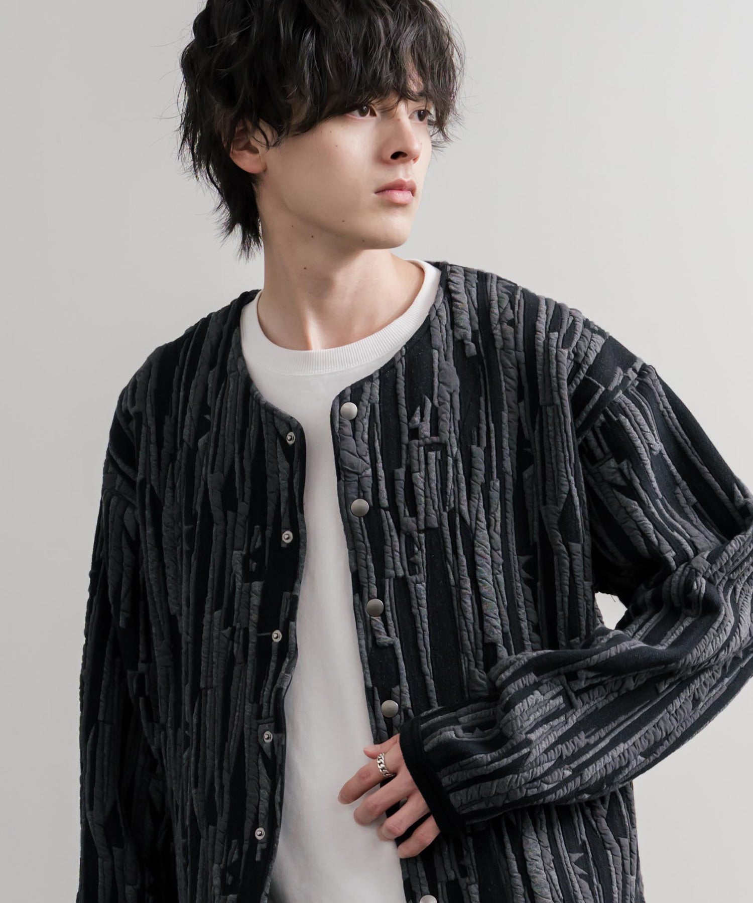 Upscape Audience アップスケープオーディエンス 日本製 国産 尾州 幾何柄コットンキルトフィンガーホール付きノーカラースナップボタンジャケット AUD7408 16552
