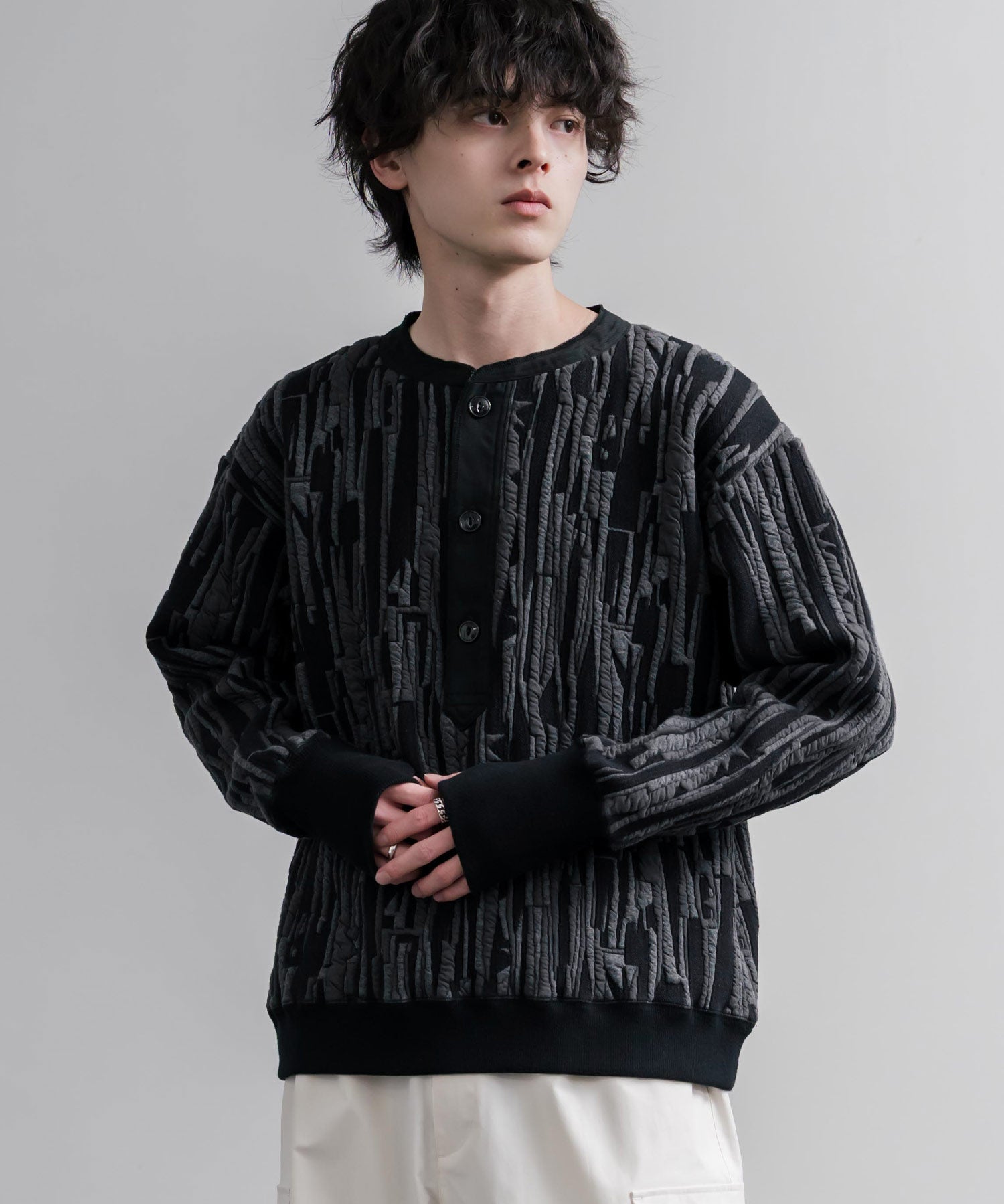 Upscape Audience アップスケープオーディエンス 日本製 国産「尾州」マルチカラーストライプ幾何柄コットンキルトフィンガーホール付き布帛ヘンリーネックスウェットトレーナー/中綿キルトジャガードニット AUD6742 16566