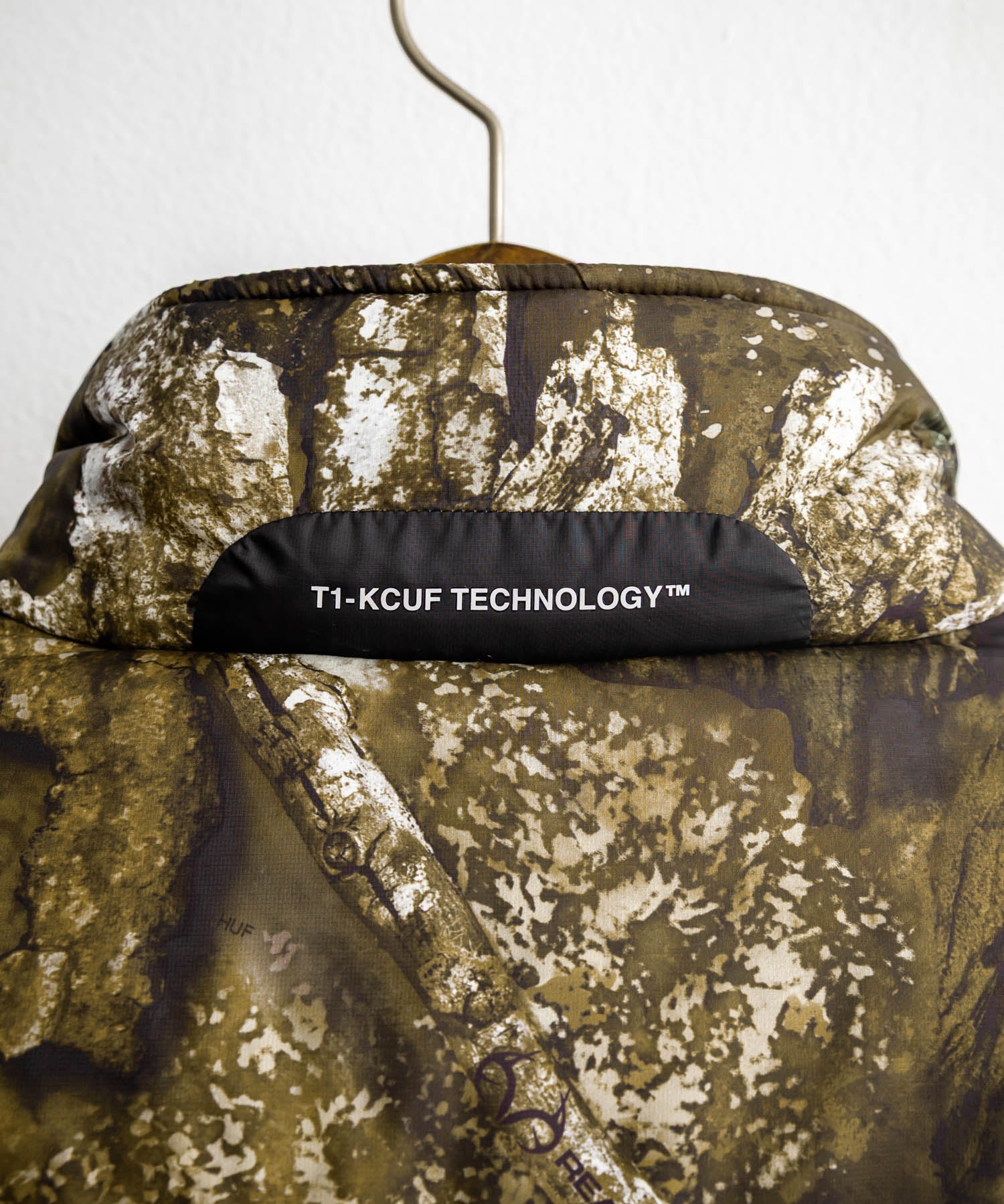HUF ハフ SEQUOIA PUFFER JACKET REALTREE SEQUOIA PUFFER オーバーサイズワンポイントロゴ中綿ジャケット 15056