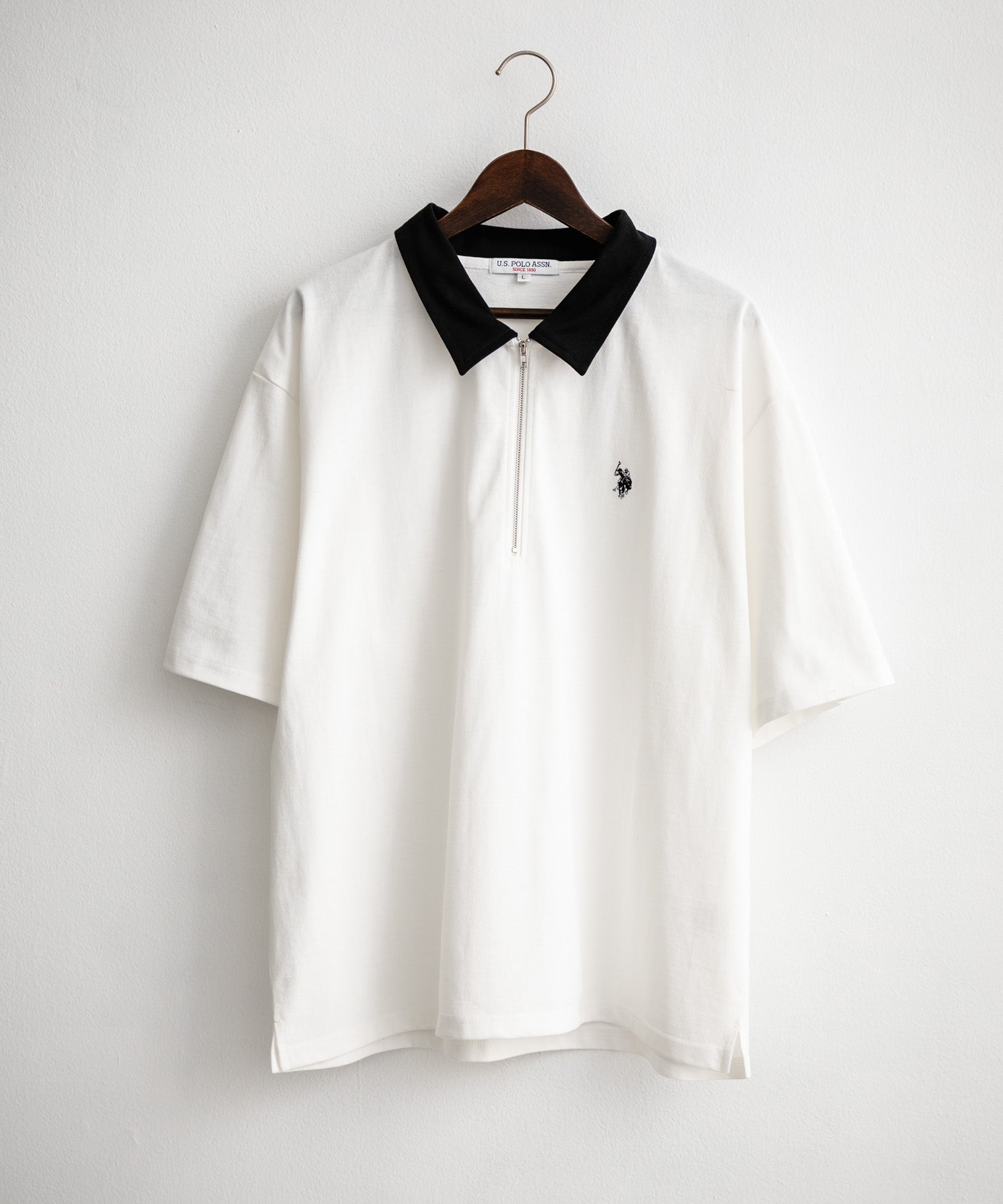 新色追加 U.S. POLO ASSN. 別注コラボオーバーサイズワンポイントロゴ刺繍天竺半袖ハーフジップポロシャツ 無地/クレリック 15426