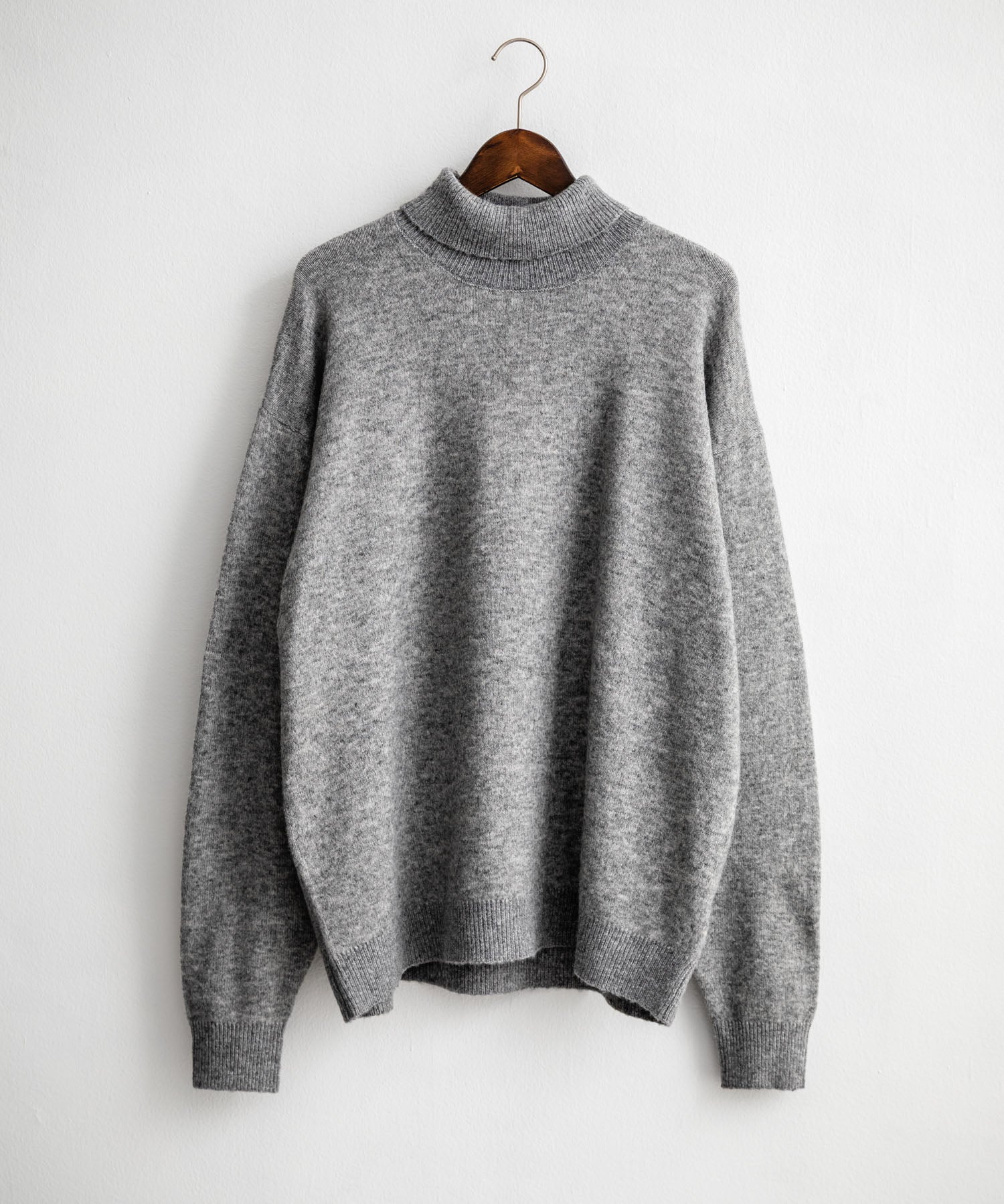 オーバーサイズ ウール混メランジタートルネックプルオーバーニット