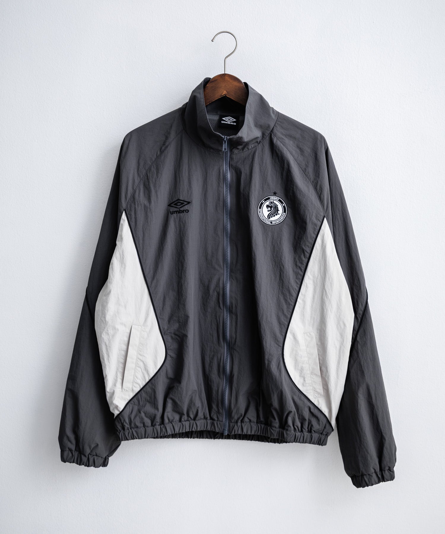 UMBRO アンブロ オーバーサイズパイピングナイロンジャケット/バックプリントトラックジャケット 16393【セットアップ可能】