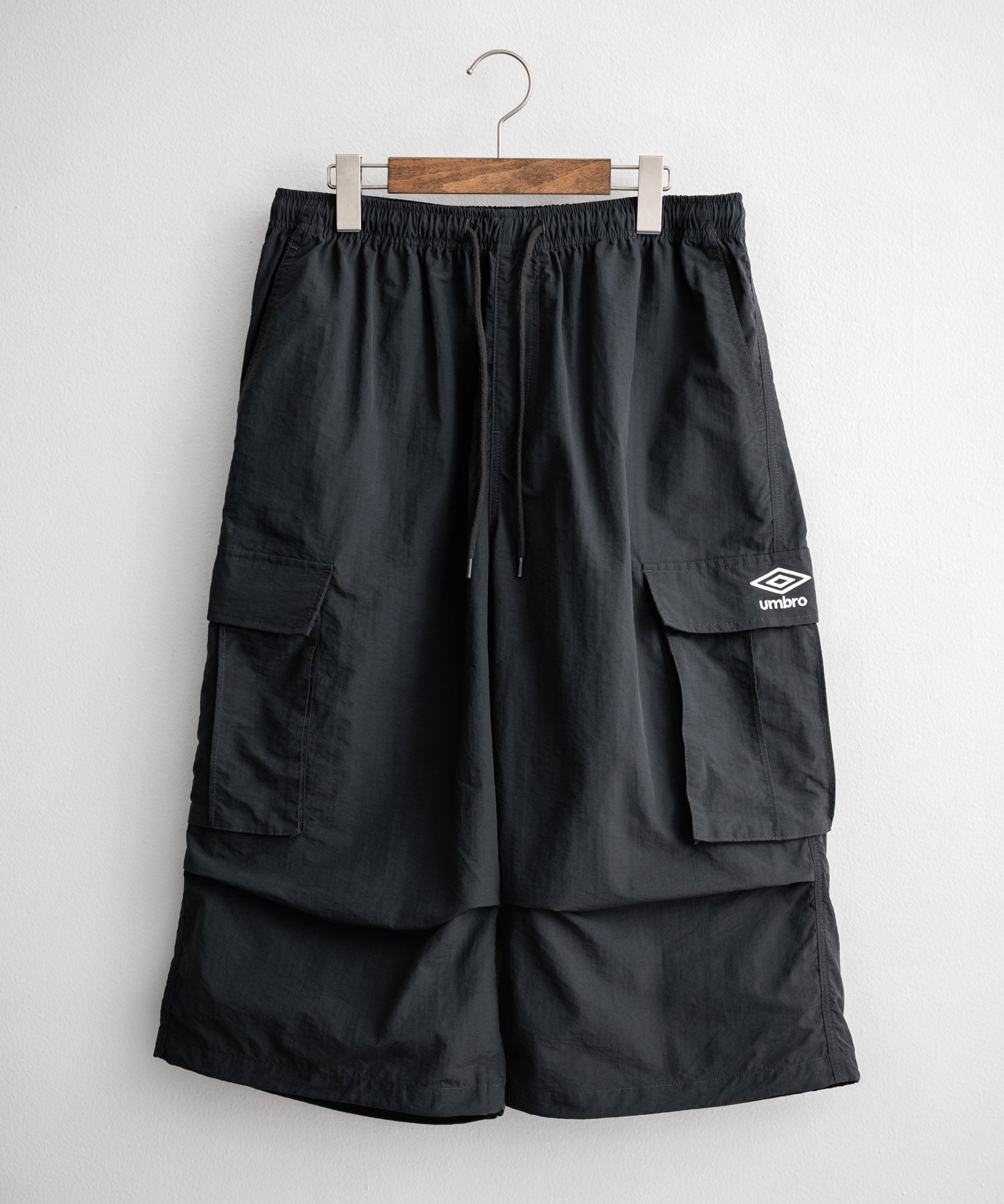 UMBRO アンブロ 別注コラボ 膝下丈 ワンポイントロゴ刺繍ナイロンワイドカーゴハーフパンツ 15348
