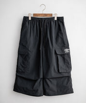 UMBRO アンブロ 別注コラボ 膝下丈 ワンポイントロゴ刺繍ナイロンワイドカーゴハーフパンツ 15348