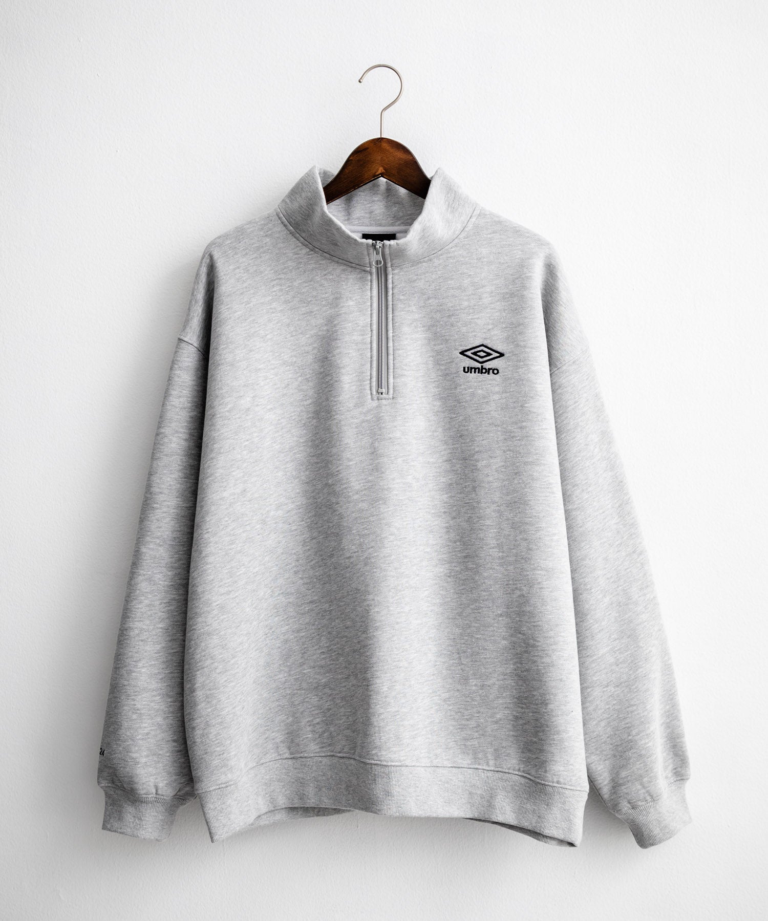 UMBRO アンブロ 別注コラボ オーバーサイズ裏起毛ワンポイントロゴ刺繍ハーフジップ長袖スウェット 16032