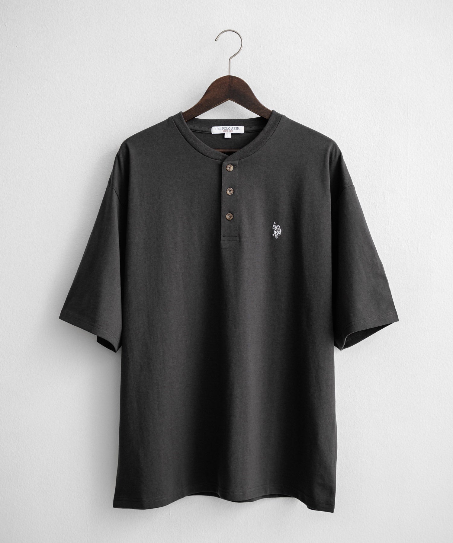 U.S. POLO ASSN. ユーエスポロアッスン 別注コラボワンポイントロゴ刺繍天竺ヘンリーネック半袖Tシャツ 15427