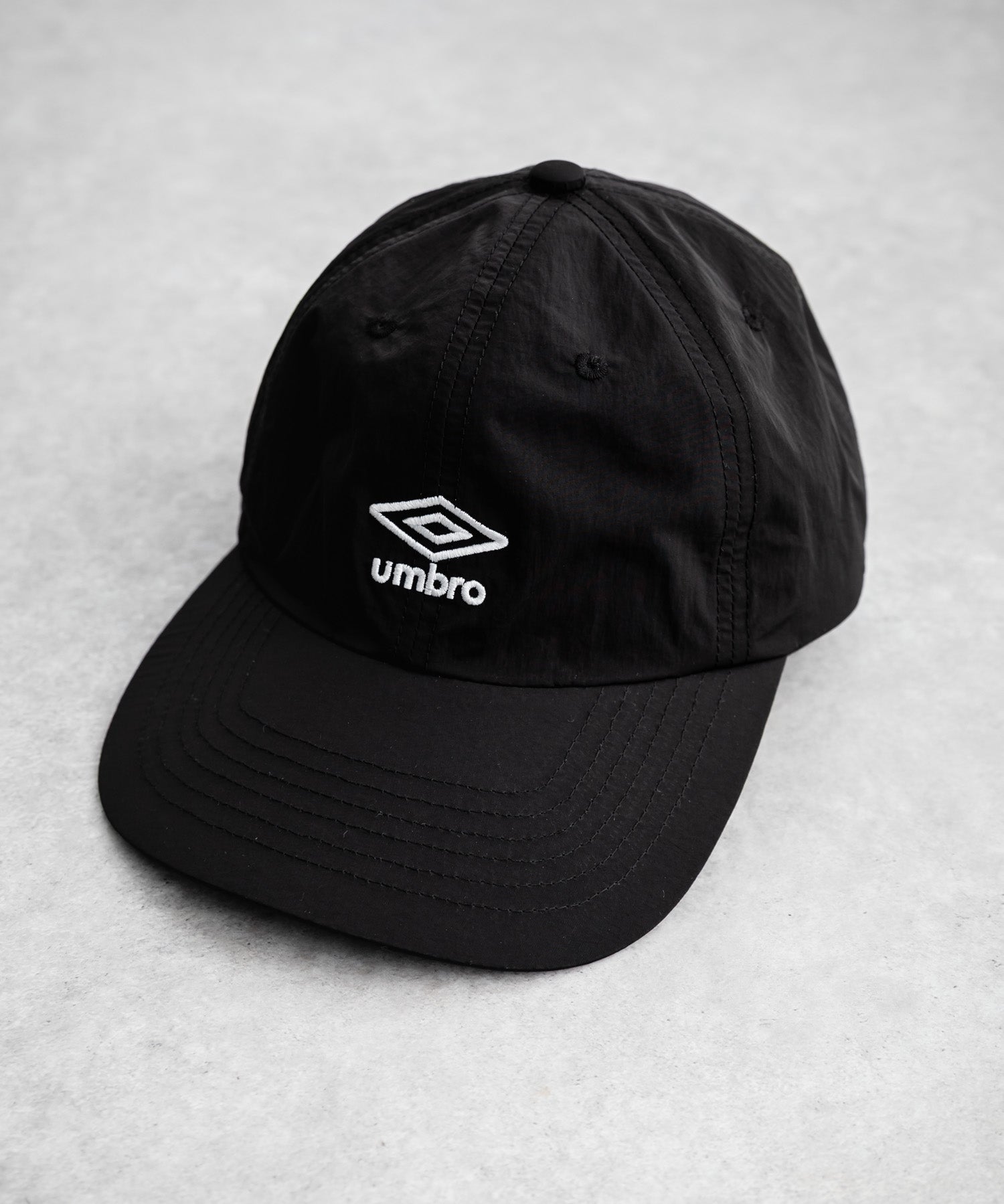 UMBRO 別注コラボ ワンポインロゴ刺繍ナイロンバンジーキャップ	15351