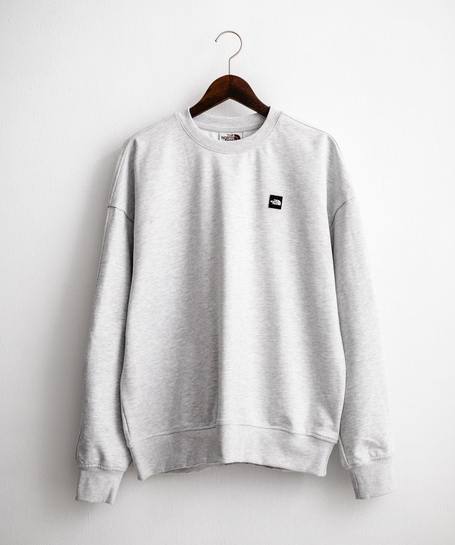 新色追加 日本未展開モデル WHITE LABEL THE NORTH FACE ESSENTIAL SWEATSHIRTS ルーズフィットワンポイントロゴスウェットトレーナー 15459
