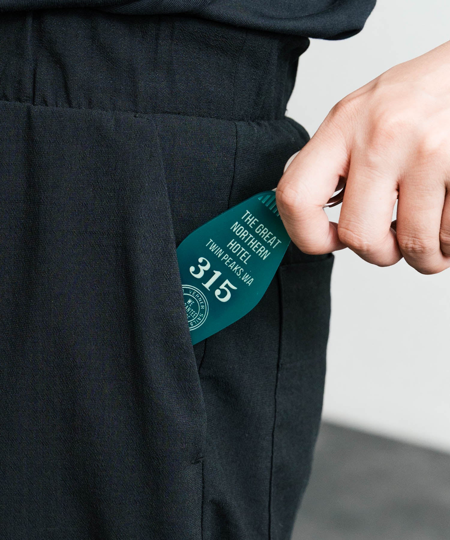 Butler Verner Sails バトラーバーナーセイルズ 日本製 国産 Movie Inspired Keychain モーテルキーアクリルキーホルダー JW-2978