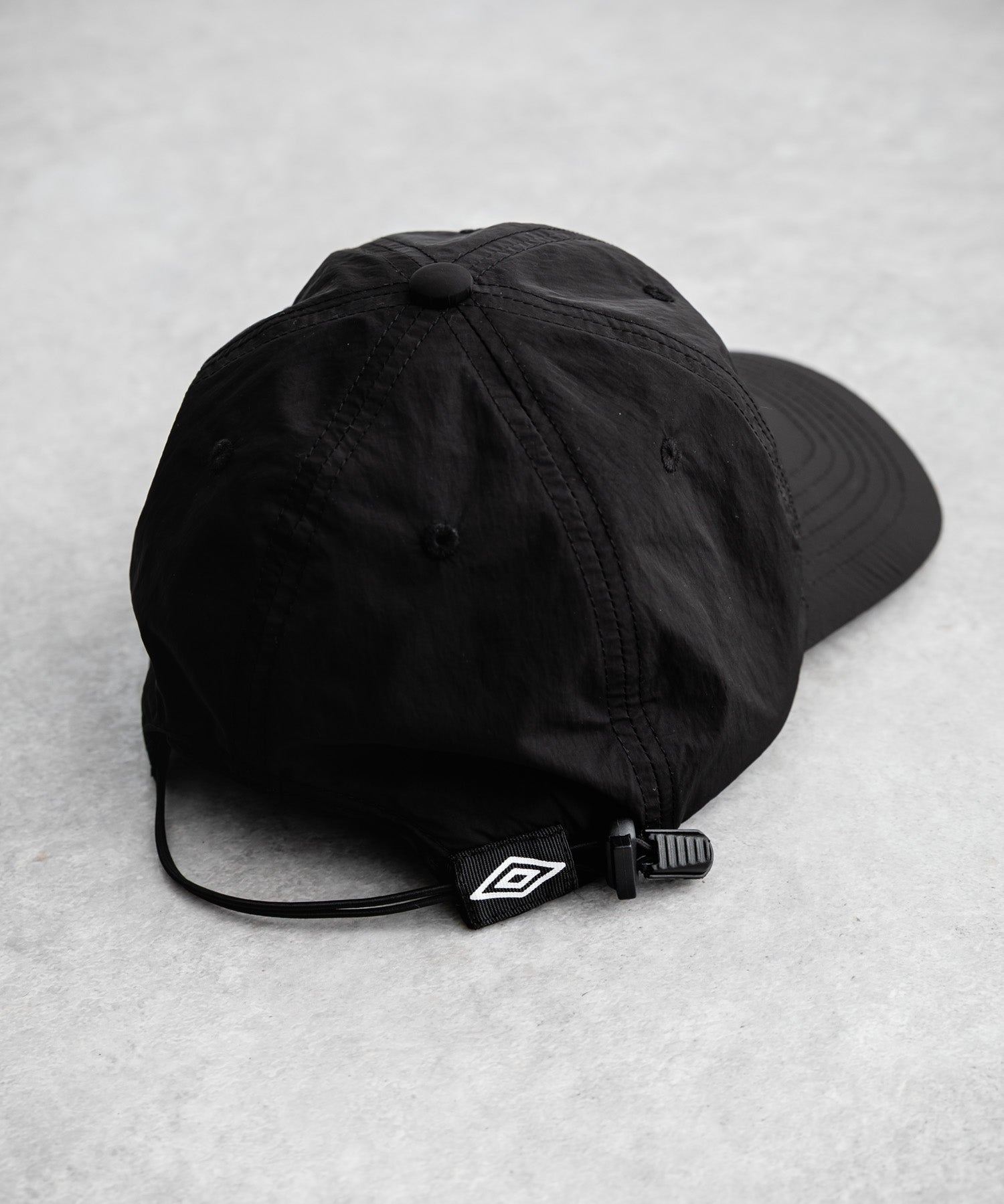 UMBRO 別注コラボ ワンポインロゴ刺繍ナイロンバンジーキャップ	15351