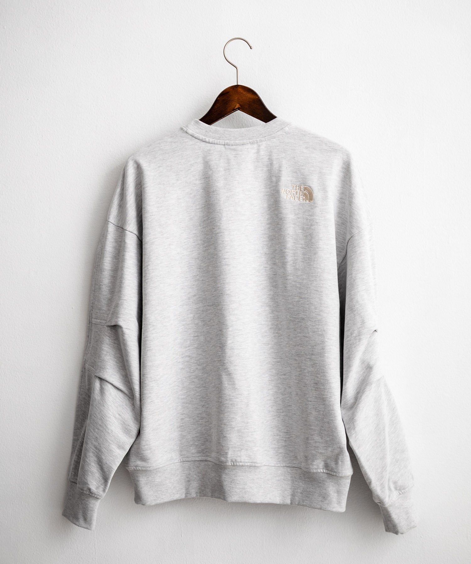 新色追加 日本未展開モデル WHITE LABEL THE NORTH FACE ESSENTIAL SWEATSHIRTS ルーズフィットワンポイントロゴスウェットトレーナー 15459