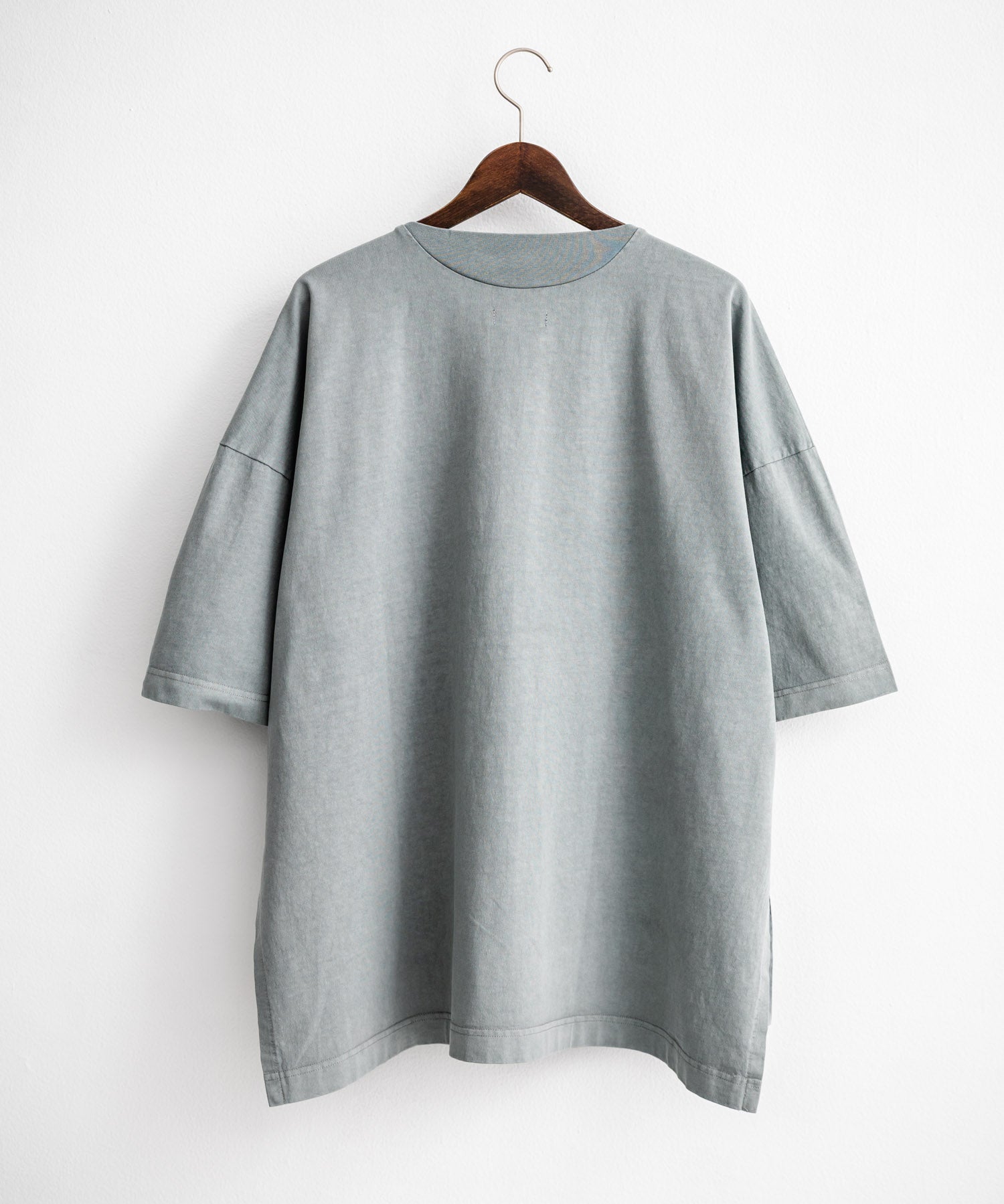Audience オーディエンス ピグメントUSAコットン16/-天竺8.45オンス胸ポケット付きサイドスリットボクシーAラインビッグTシャツ AUD6626 14776