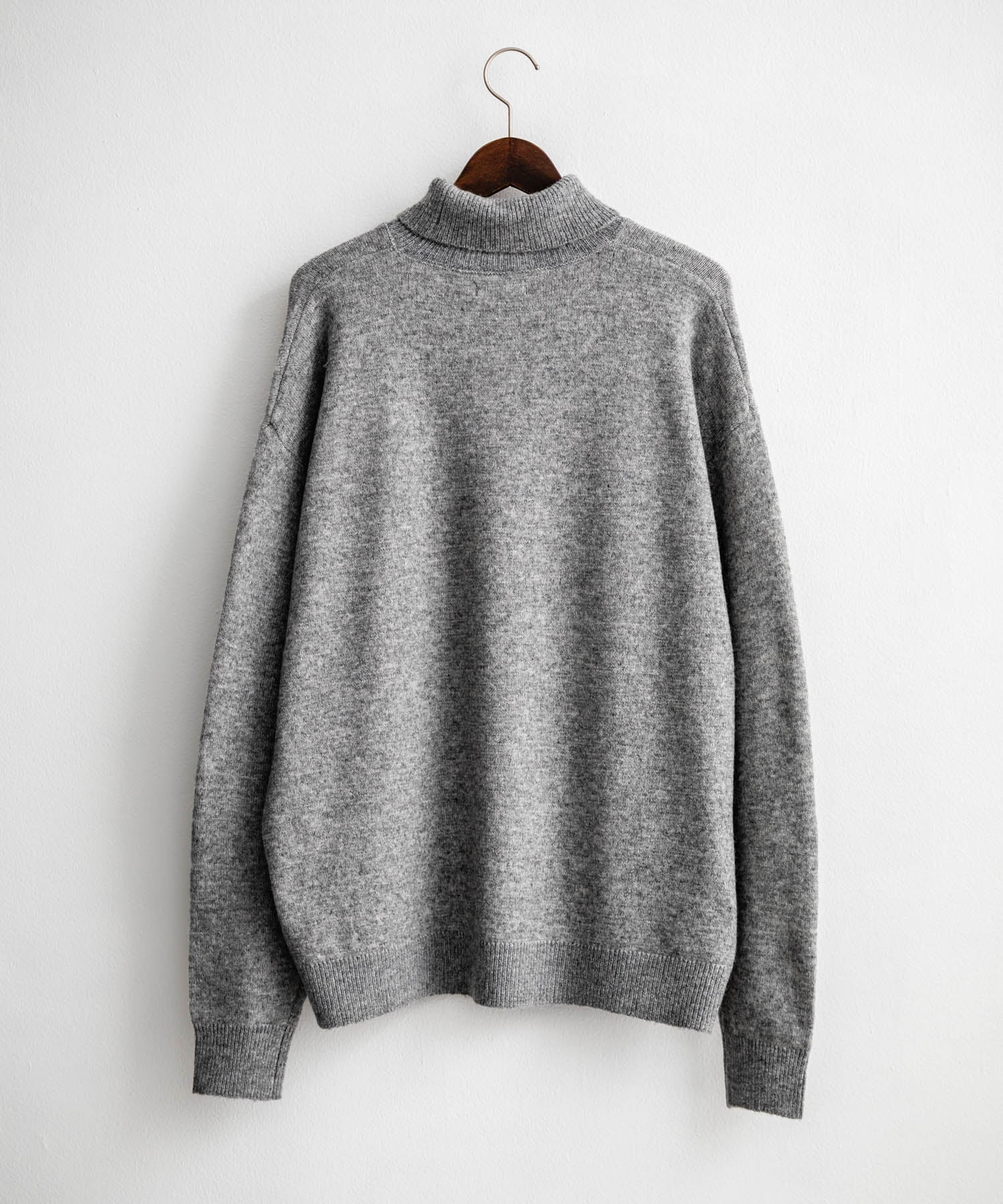 オーバーサイズ ウール混メランジタートルネックプルオーバーニット
