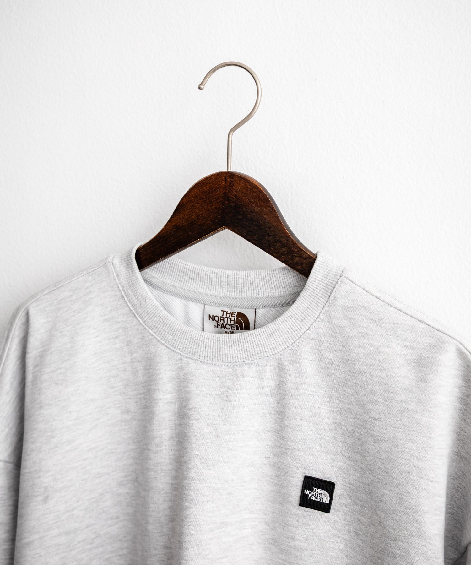 新色追加 日本未展開モデル WHITE LABEL THE NORTH FACE ESSENTIAL SWEATSHIRTS ルーズフィットワンポイントロゴスウェットトレーナー 15459