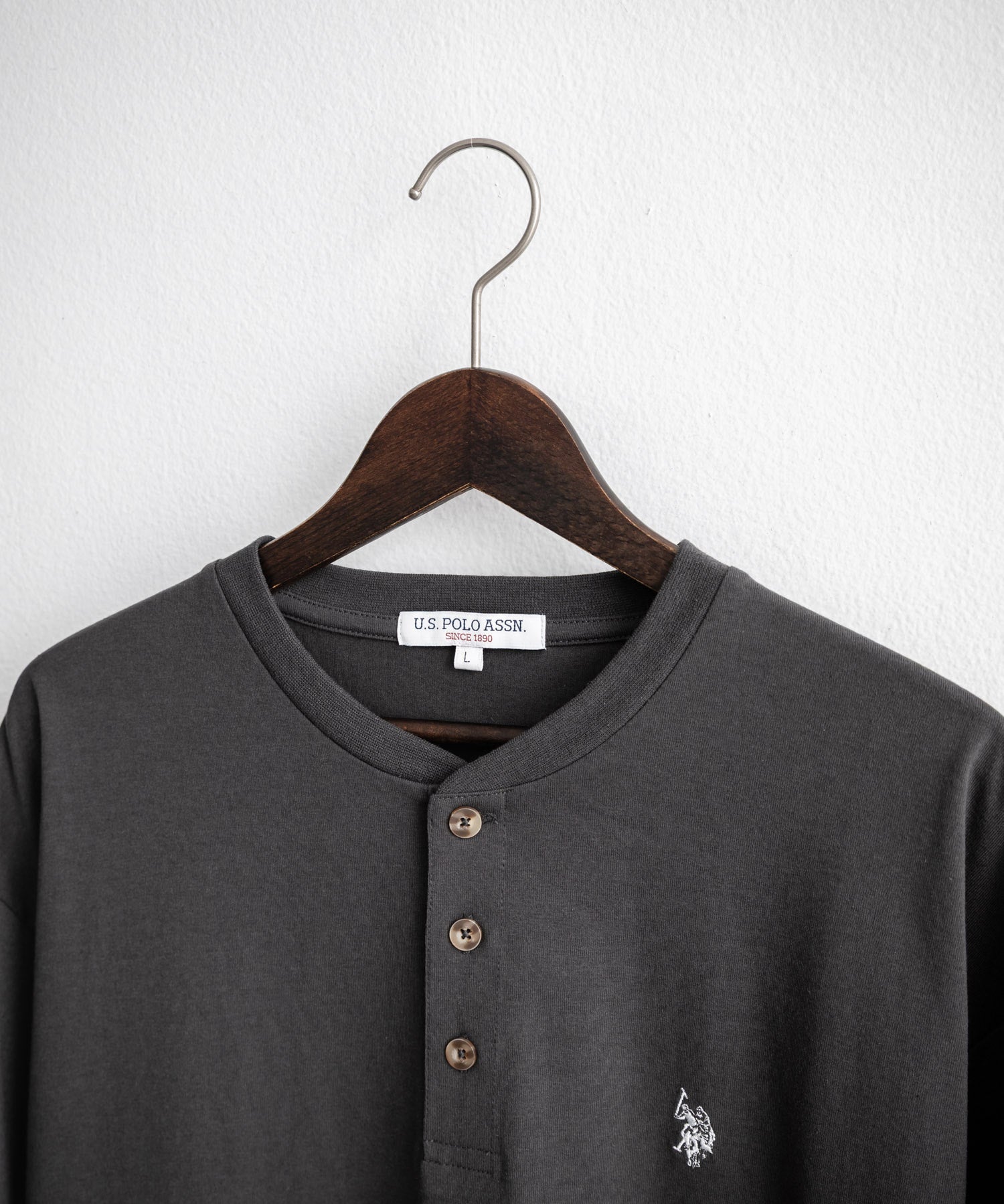 U.S. POLO ASSN. ユーエスポロアッスン 別注コラボワンポイントロゴ刺繍天竺ヘンリーネック半袖Tシャツ 15427