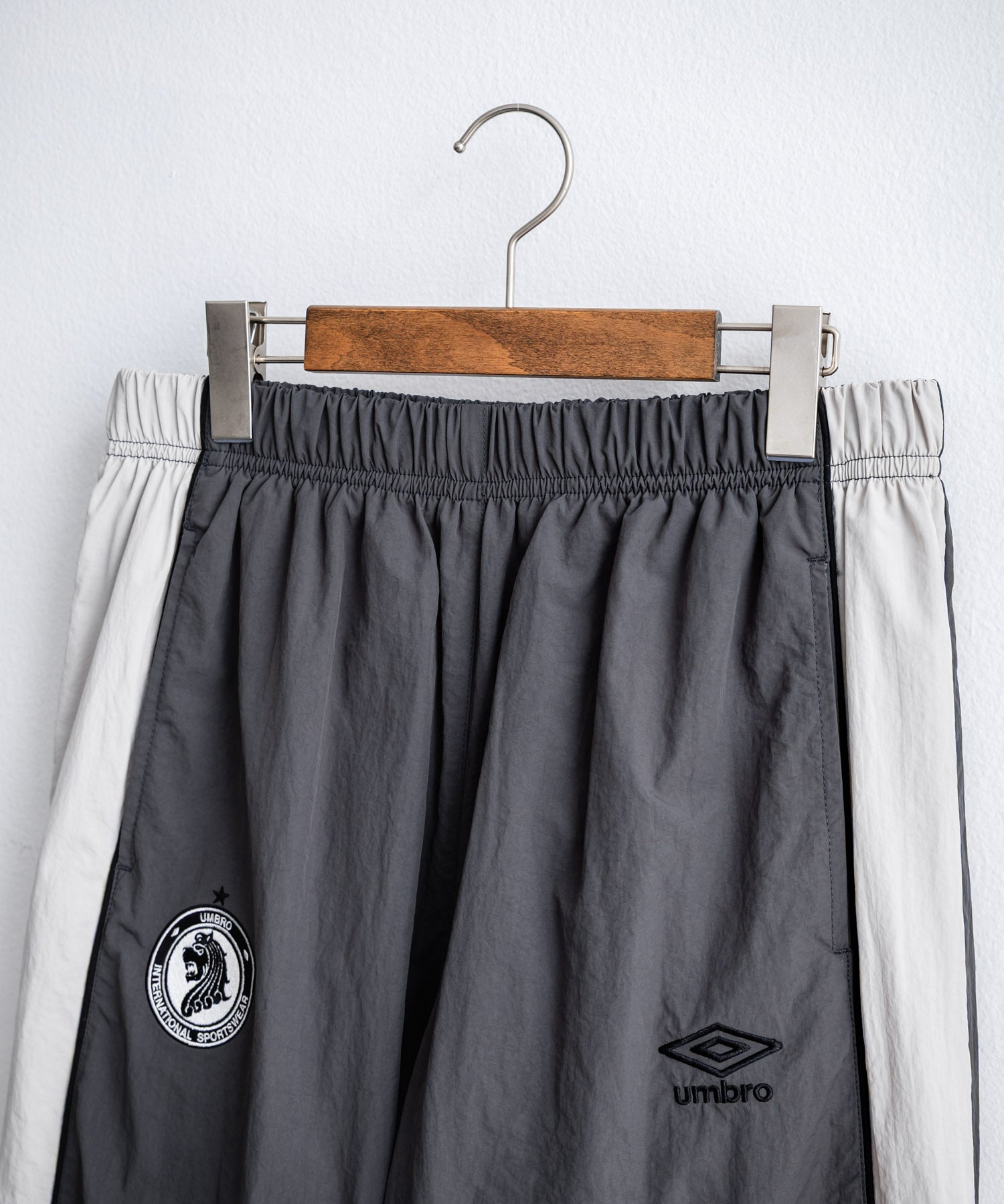 UMBRO アンブロ 裾スピンドルパイピングナイロンイージーパンツ/ワイドトラックパンツ 16394【セットアップ可能】