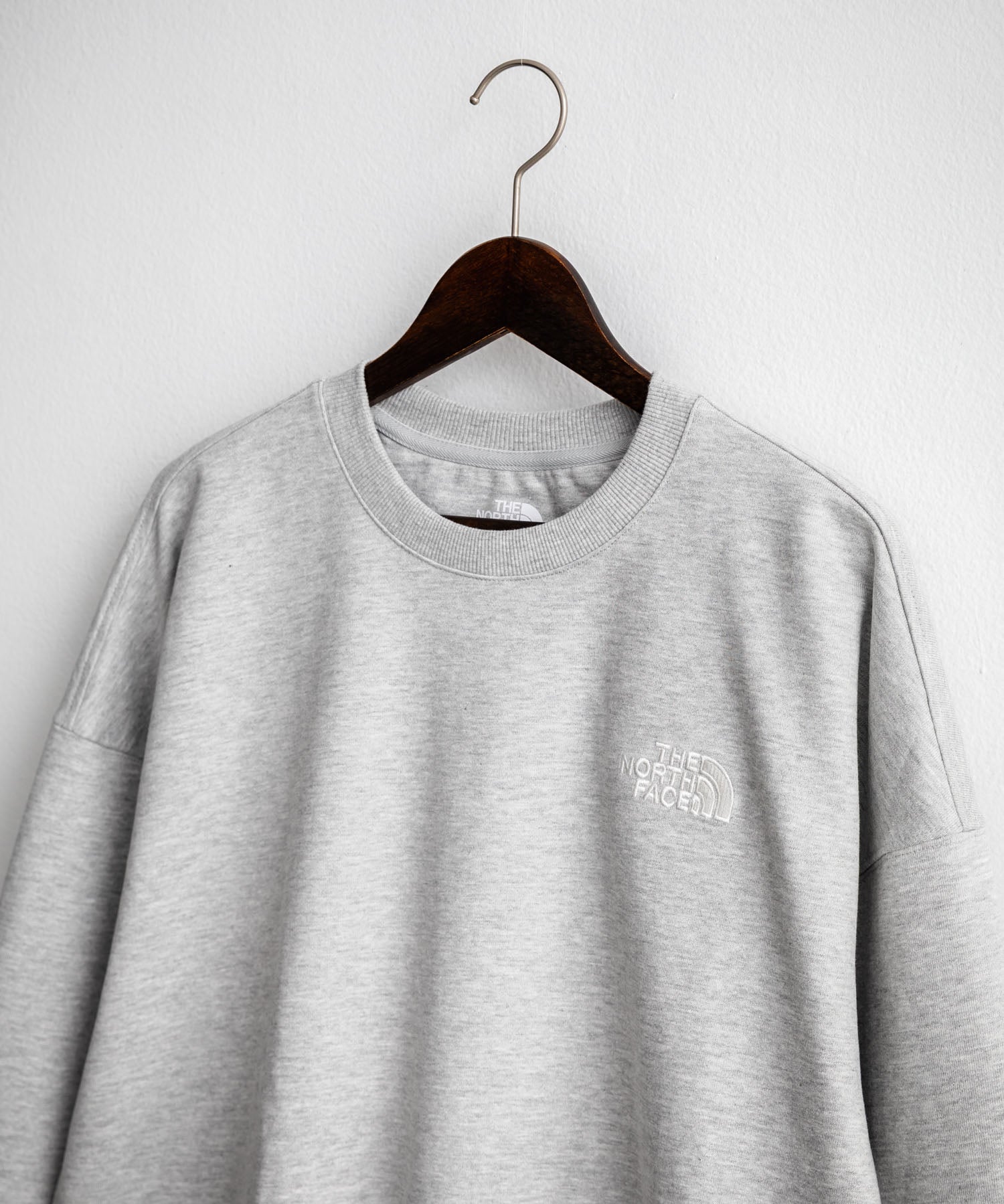 日本未展開モデル THE NORTH FACE ザ・ノースフェイス WHITE LABEL ホワイトレーベル TNF GO-TO SWEATSHIRTS ワンポイントロゴ刺繍クルーネック長袖スウェットトレーナー 15433