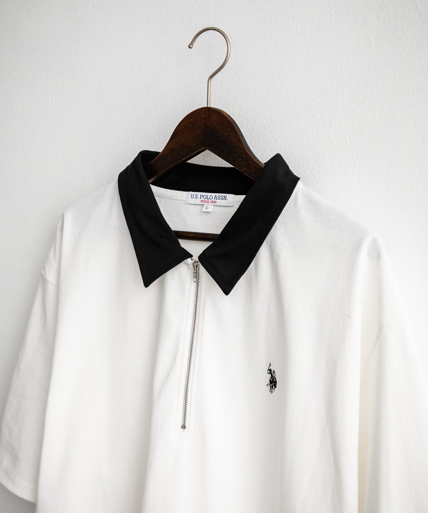 新色追加 U.S. POLO ASSN. 別注コラボオーバーサイズワンポイントロゴ刺繍天竺半袖ハーフジップポロシャツ 無地/クレリック 15426