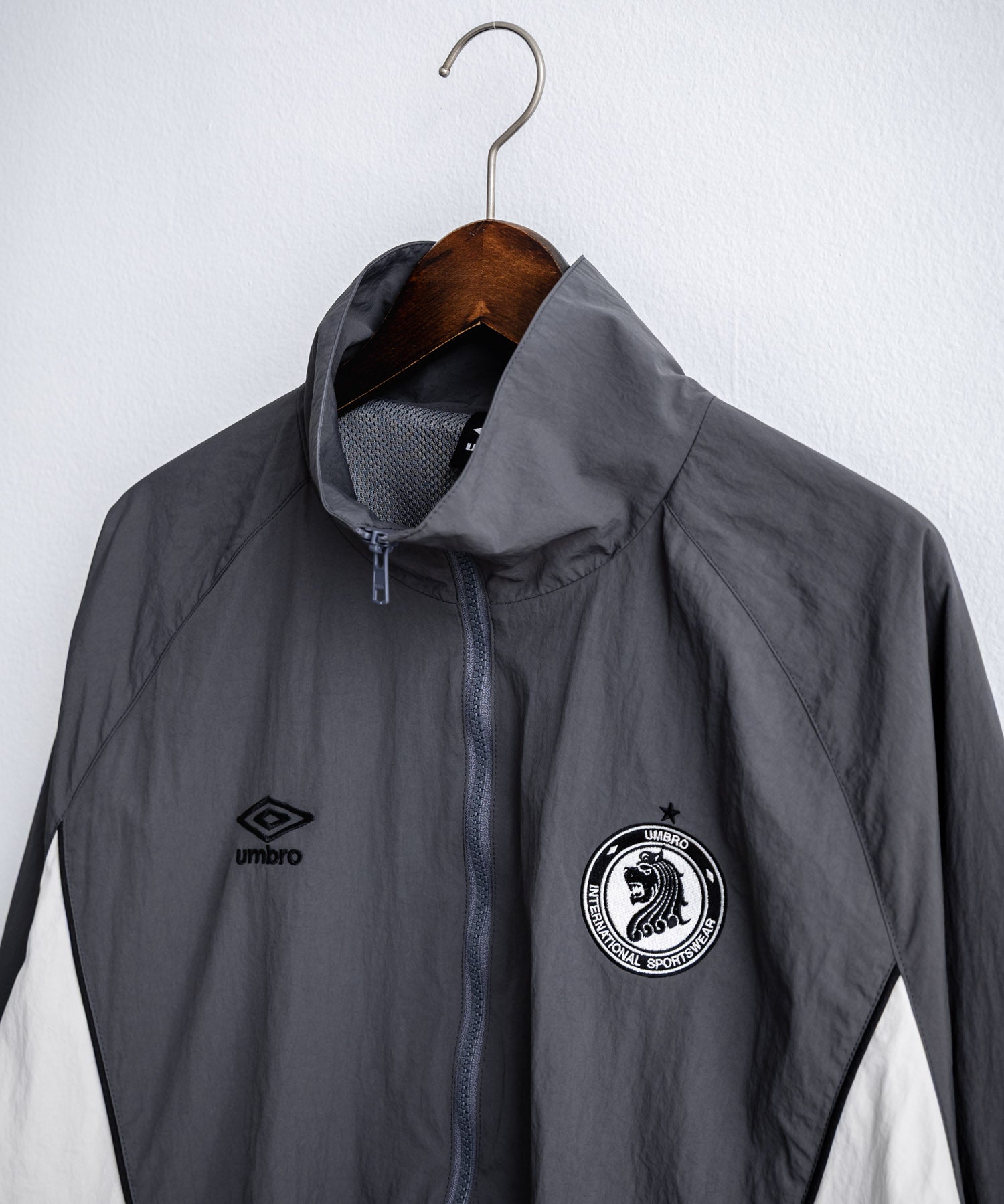 UMBRO アンブロ オーバーサイズパイピングナイロンジャケット/バックプリントトラックジャケット 16393【セットアップ可能】
