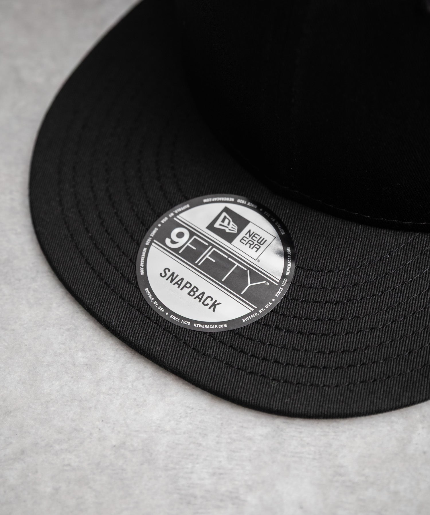 NEW ERA ニューエラ Flat Bill Snapback Cap 9FIFTY フラットバイザーワンポイントフラッグロゴ刺繍ベースボールキャップ 16119