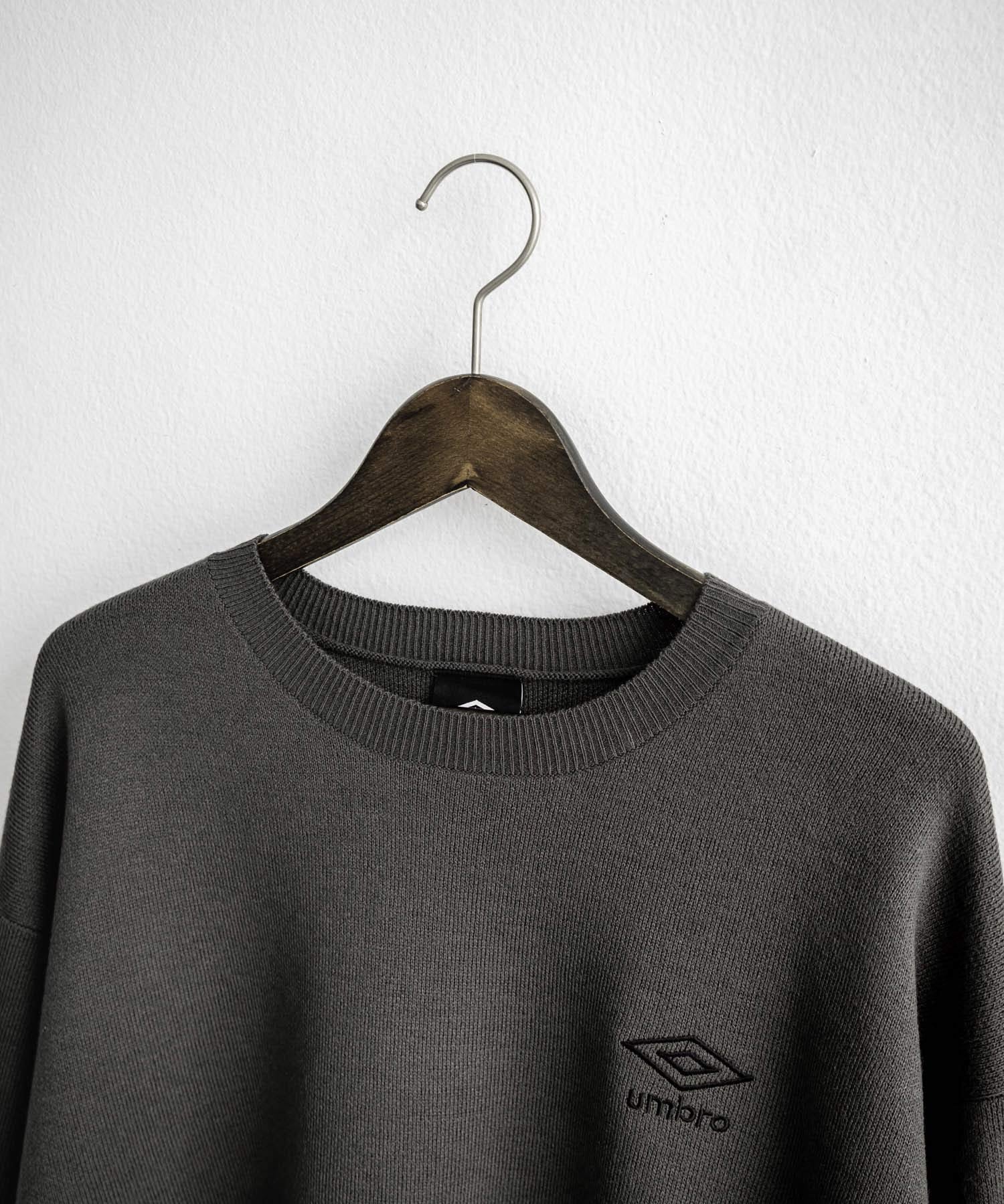 UMBRO アンブロ 別注コラボ オーバーサイズワンポイントロゴ刺繍クルーネックアクリルニットセーター 14945