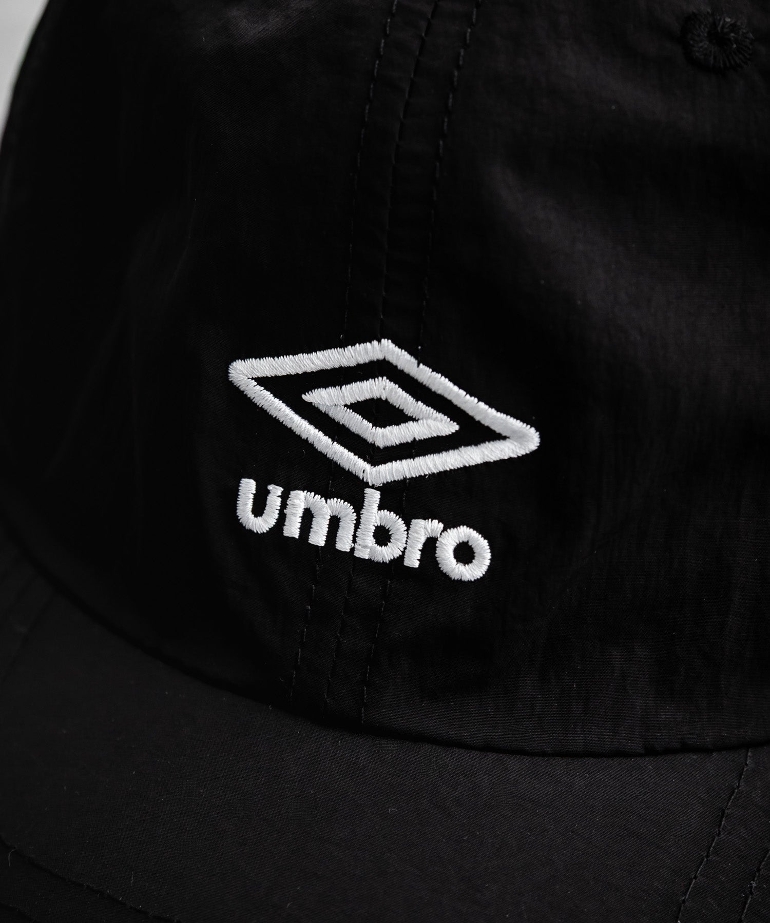 UMBRO 別注コラボ ワンポインロゴ刺繍ナイロンバンジーキャップ	15351