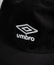UMBRO 別注コラボ ワンポインロゴ刺繍ナイロンバンジーキャップ	15351