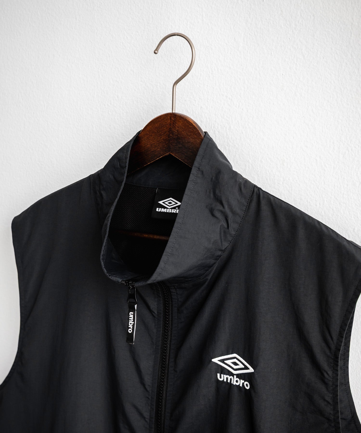 UMBRO アンブロ 別注コラボ ルーズシルエット裏メッシュスタンドネックワンポイントロゴ刺繍ナイロンベスト セットアップ可能