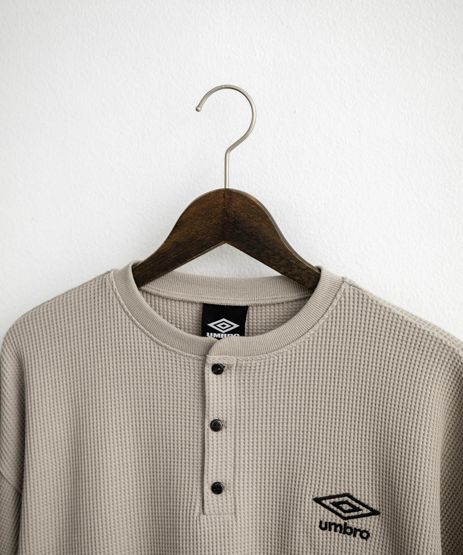 UMBRO アンブロ 別注コラボ オーバーサイズワンポイントロゴ刺繍ワッフルヘンリーネック半袖Tシャツ 15349