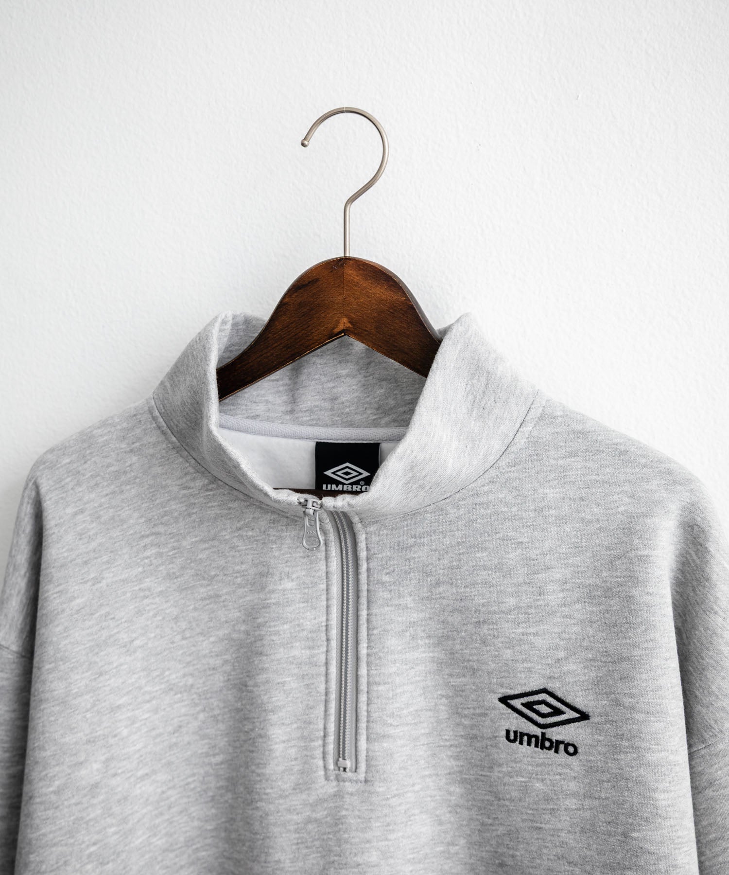 UMBRO アンブロ 別注コラボ オーバーサイズ裏起毛ワンポイントロゴ刺繍ハーフジッププルオーバースウェット 14942