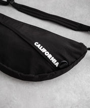 MEI メイ BOTTOM LINE SHOULDER ワンポイントロゴ刺繍三日月型ショルダーバッグ 16195