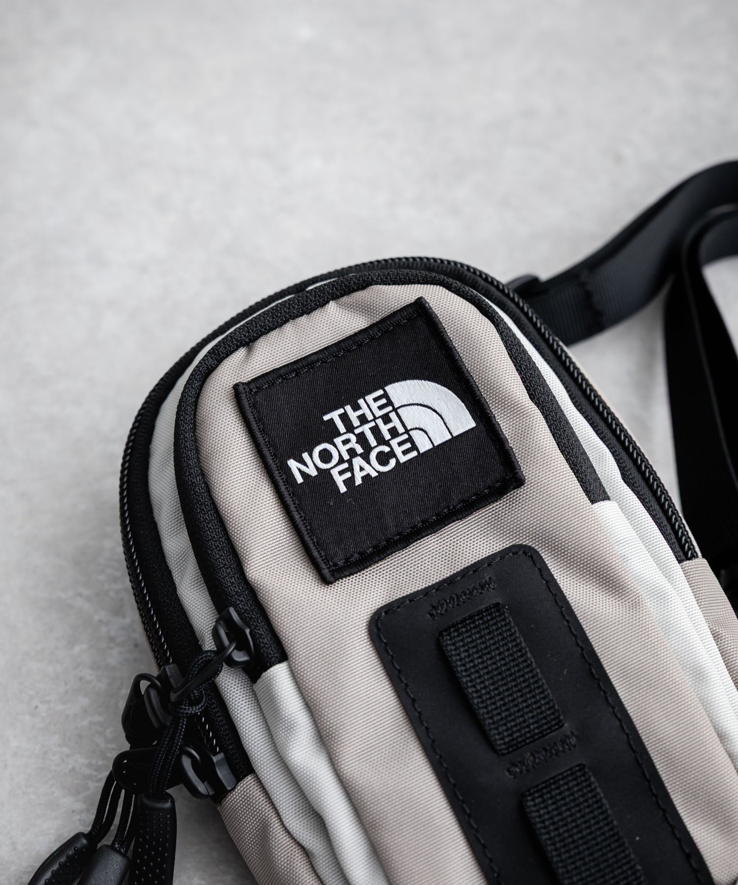 THE NORTH FACE ザ・ノースフェイス HOT SHOT CROSSBODY ホットショットクロスボディバッグ/コンパクトショルダーバッグ 16388