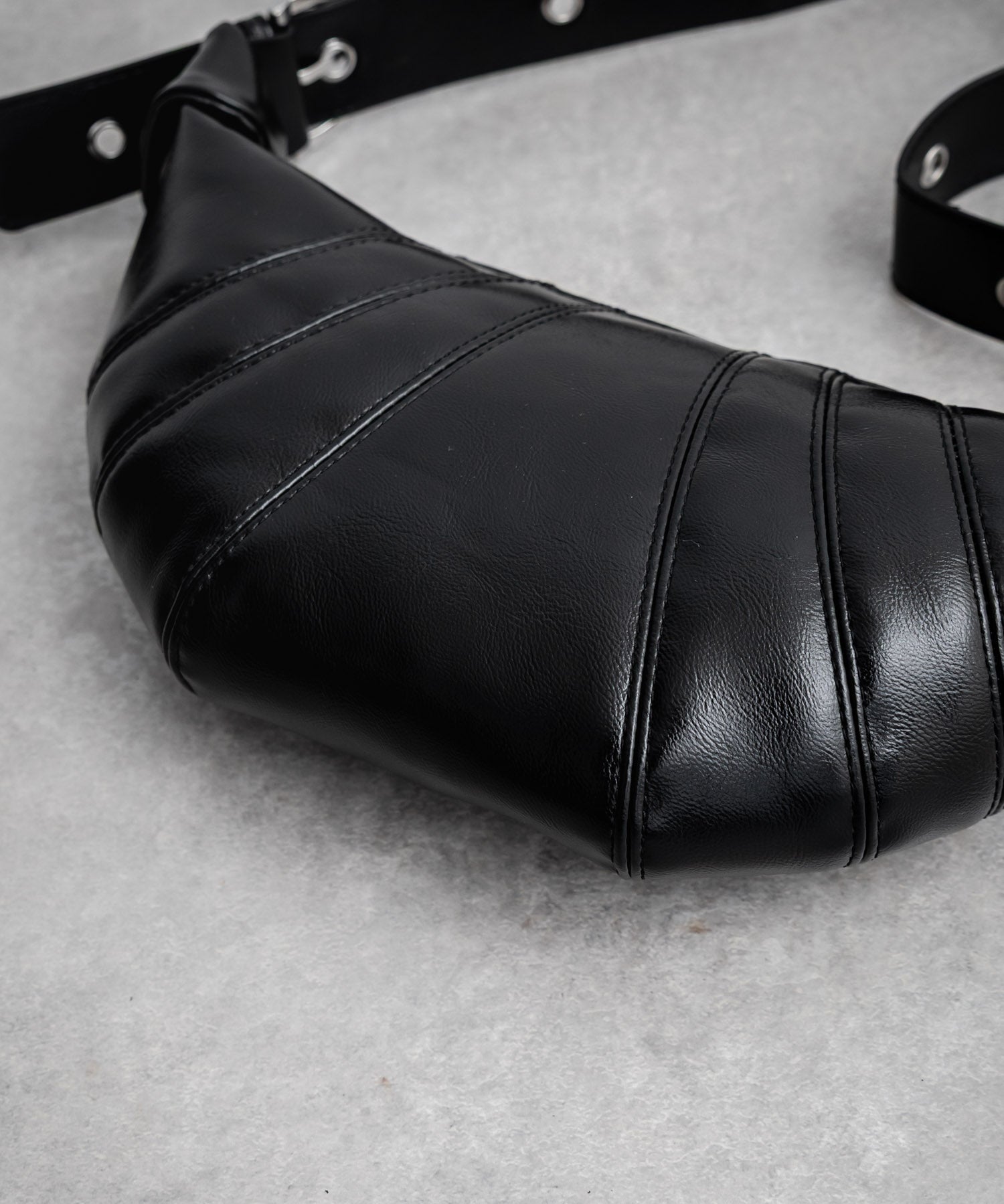 PUレザー クロワッサン型ショルダーバッグ/ボディバッグ 15510