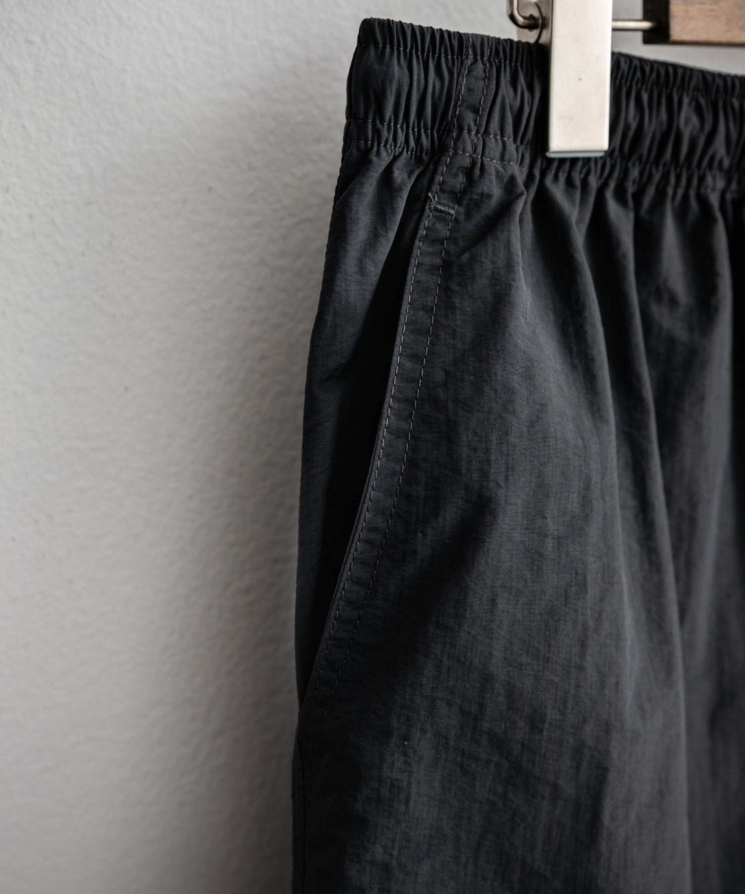 UMBRO アンブロ 別注コラボ 膝下丈 ワンポイントロゴ刺繍ナイロンワイドカーゴハーフパンツ 15348