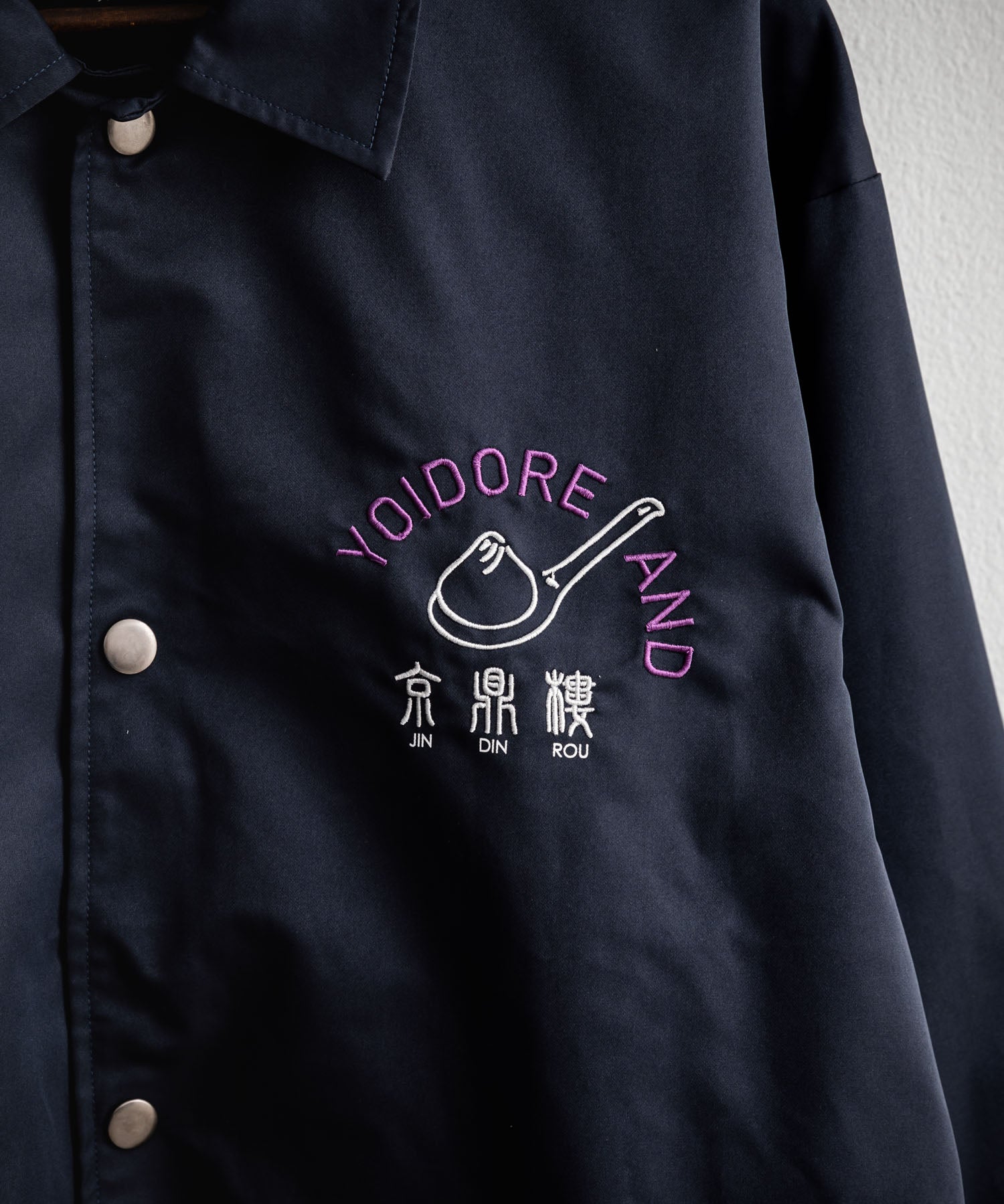 YOIDORE 酔いどれ × 京鼎樓 ジンディンロウ コラボ オーバーサイズ小籠包と酒刺繍コーチジャケット 14889