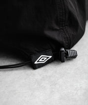 UMBRO 別注コラボ ワンポインロゴ刺繍ナイロンバンジーキャップ	15351