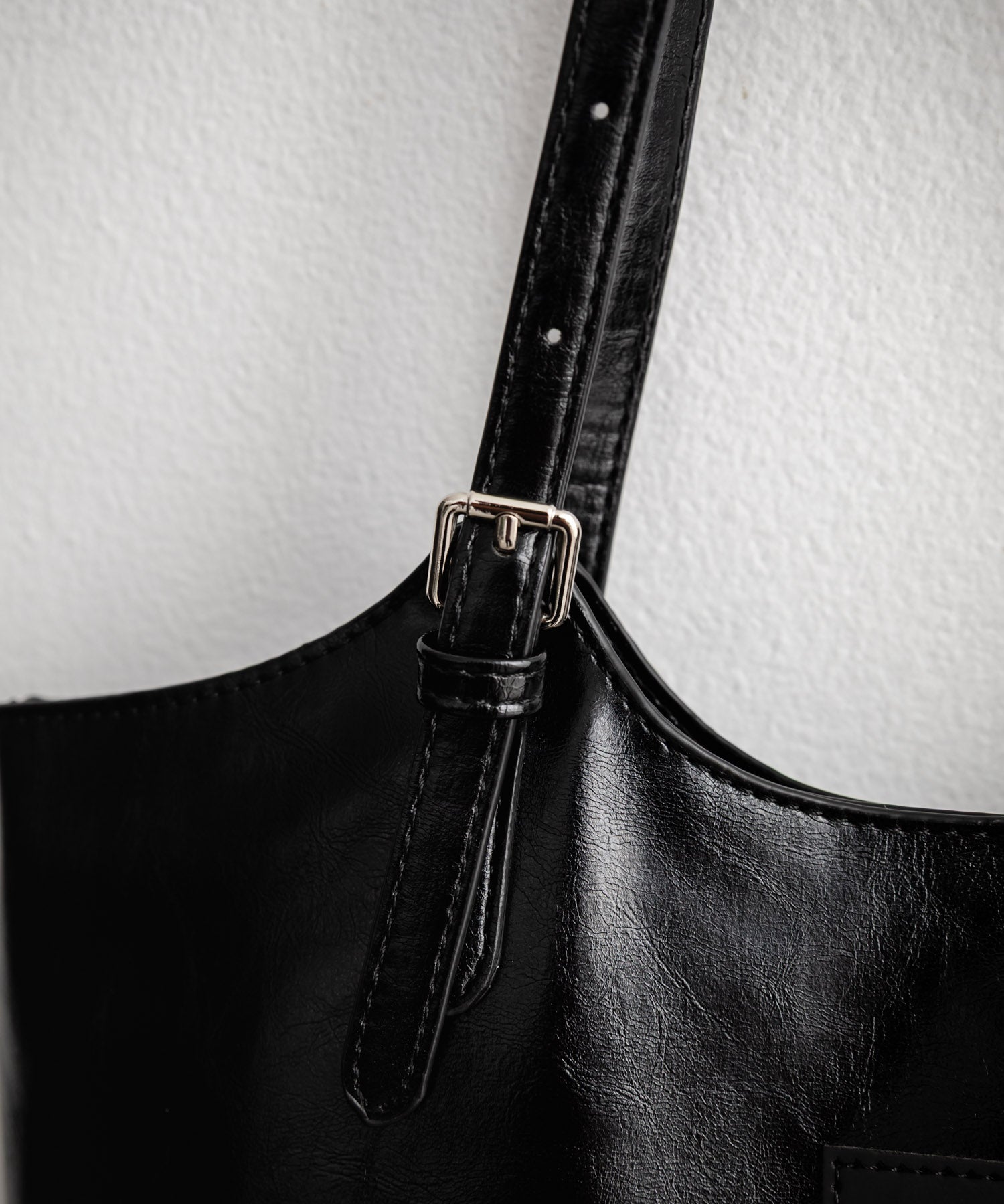 MUCENT ムセント ARMAND FRONT BUCKLE LEATHER SHOULDER BAG UNISEX PUレザーバッグ 16040
