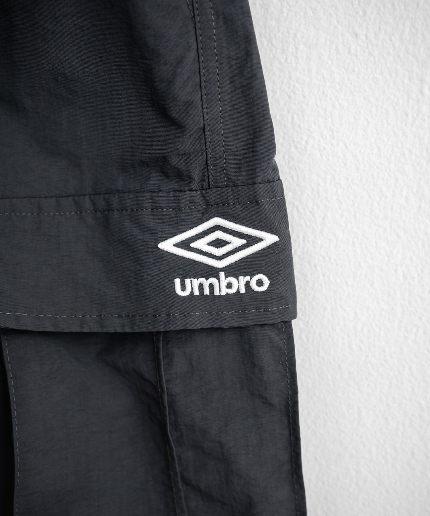 UMBRO アンブロ 別注コラボ 膝下丈 ワンポイントロゴ刺繍ナイロン