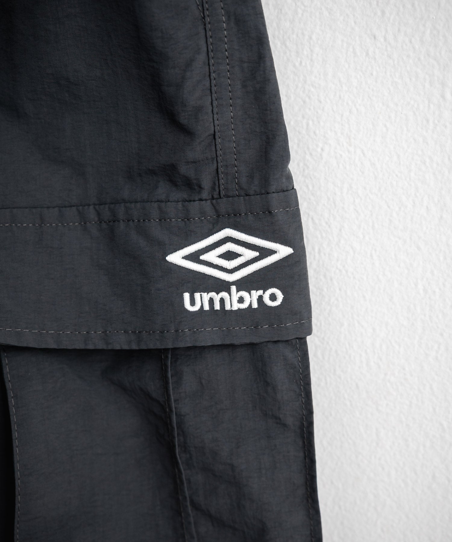 UMBRO アンブロ 別注コラボ 膝下丈 ワンポイントロゴ刺繍ナイロンワイドカーゴハーフパンツ 15348