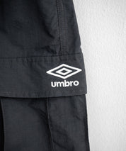UMBRO アンブロ 別注コラボ 膝下丈 ワンポイントロゴ刺繍ナイロンワイドカーゴハーフパンツ 15348