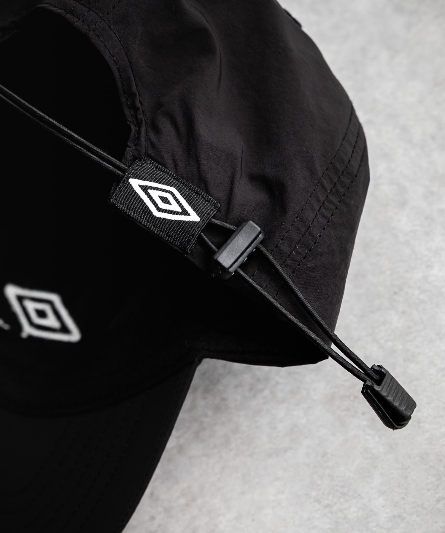 UMBRO 別注コラボ ワンポインロゴ刺繍ナイロンバンジーキャップ	15351