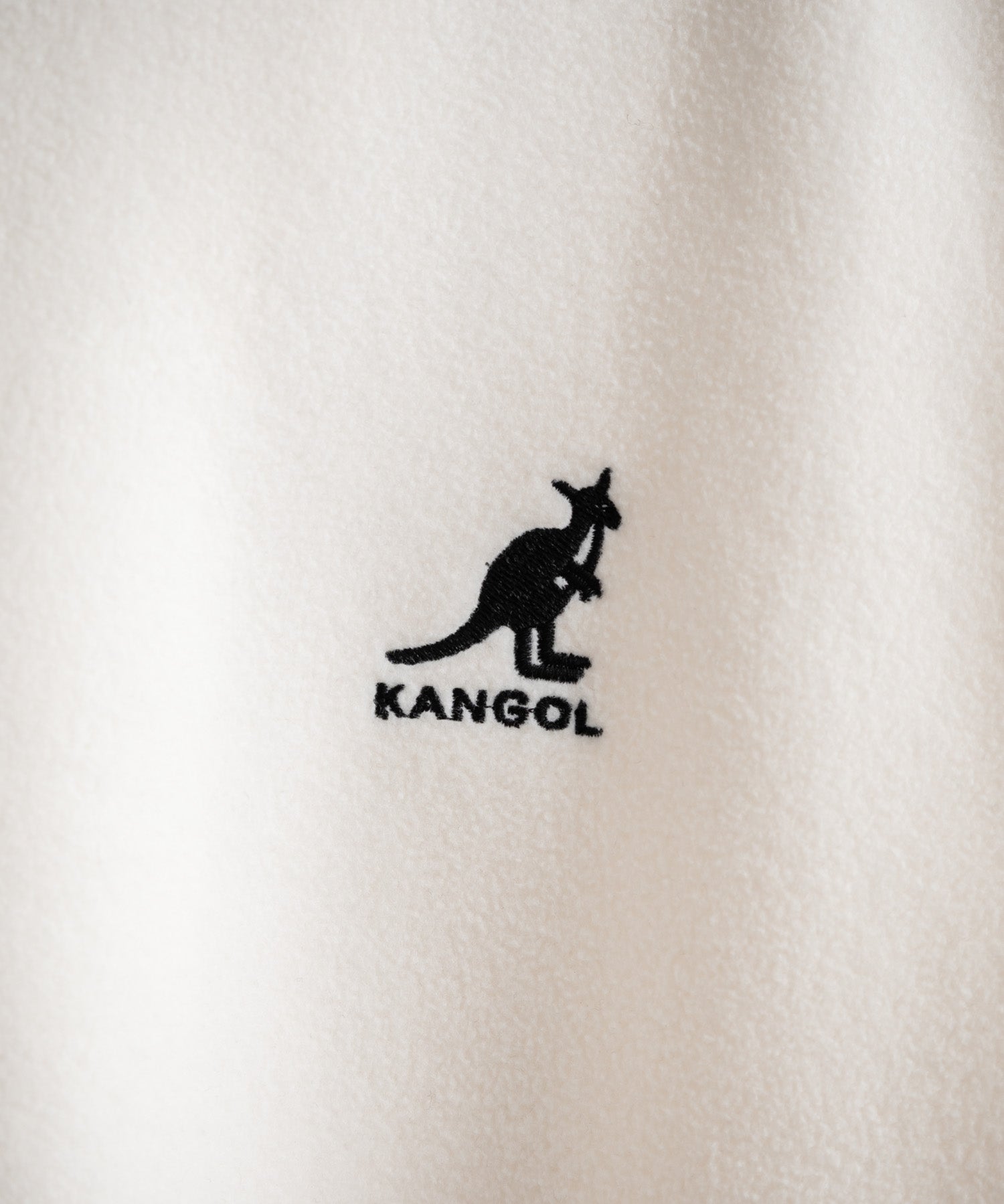 新色追加 KANGOL カンゴール 別注コラボオーバーサイズサイドラインワンポイントロゴ刺繍ハーフジップフリーストレーナー 13847